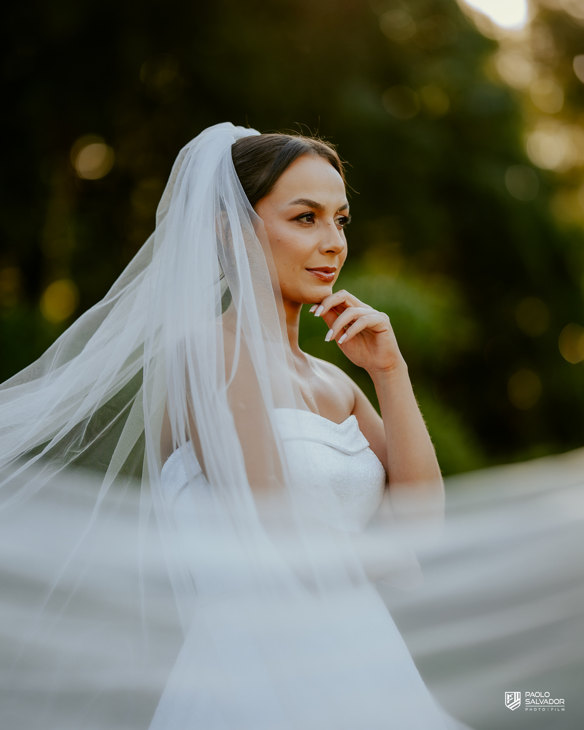 Noiva Jaque pronta para casamento no Refúgio dos Lagos em Luiz Alves, fotos no jardim ao ar livre, ensaio de noiva antes da cerimônia, vestido Michelle Hermes, fotografia romântica em Massaranduba