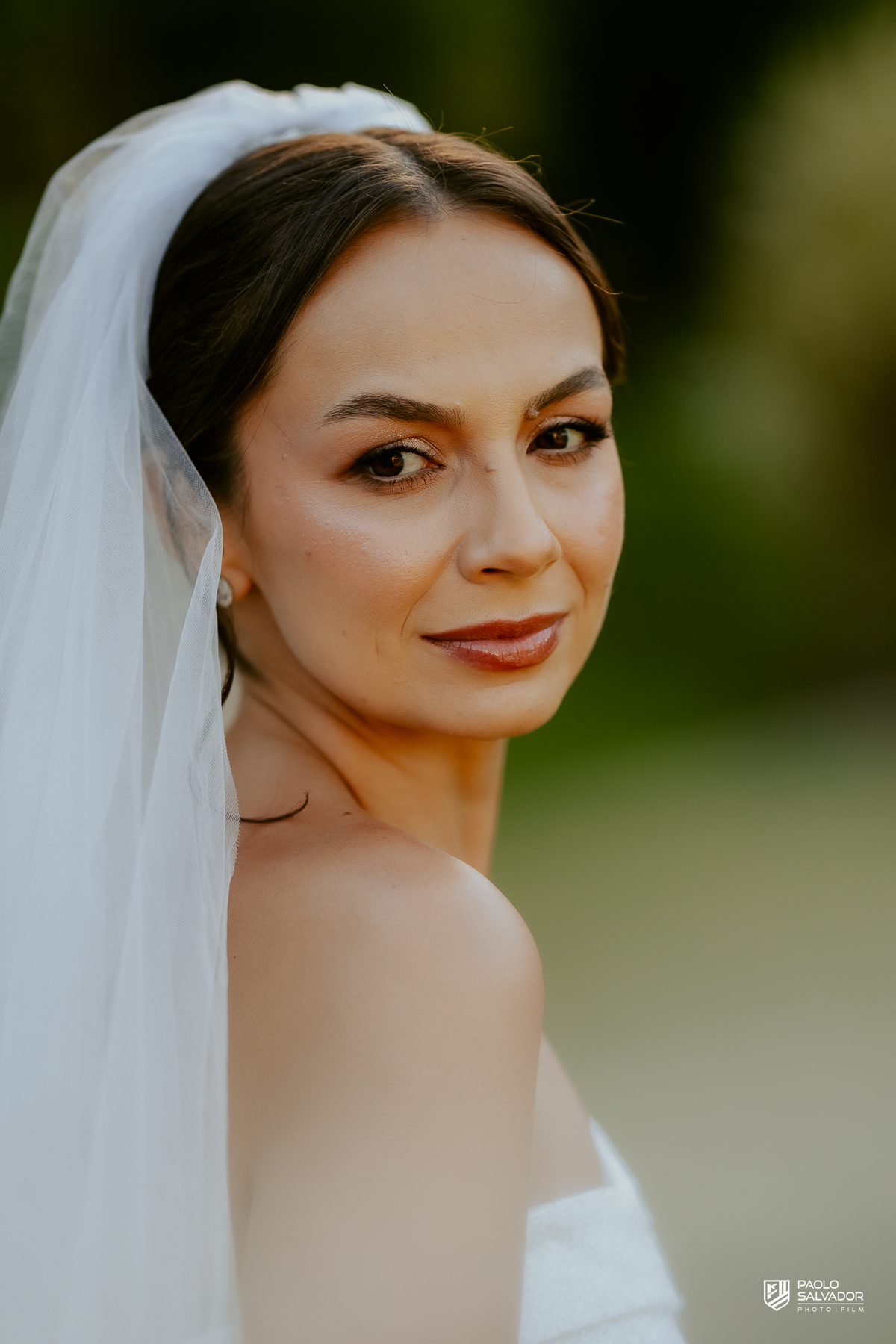 Noiva Jaque pronta para casamento no Refúgio dos Lagos em Luiz Alves, fotos no jardim ao ar livre, ensaio de noiva antes da cerimônia, vestido Michelle Hermes, fotografia romântica em Massaranduba