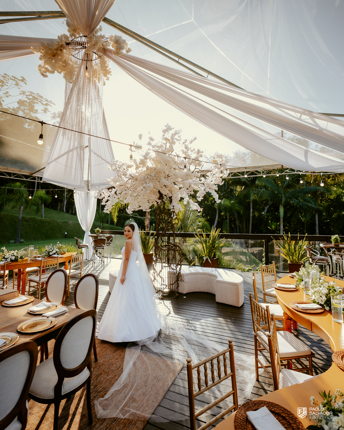 Noiva Jaque pronta para casamento no Refúgio dos Lagos em Luiz Alves, fotos no jardim ao ar livre, ensaio de noiva antes da cerimônia, vestido Michelle Hermes, fotografia romântica em Massaranduba