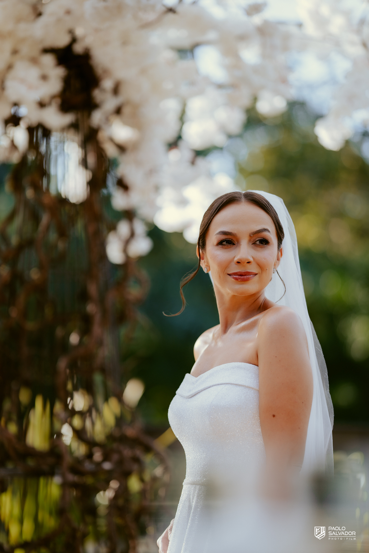 Noiva Jaque pronta para casamento no Refúgio dos Lagos em Luiz Alves, fotos no jardim ao ar livre, ensaio de noiva antes da cerimônia, vestido Michelle Hermes, fotografia romântica em Massaranduba