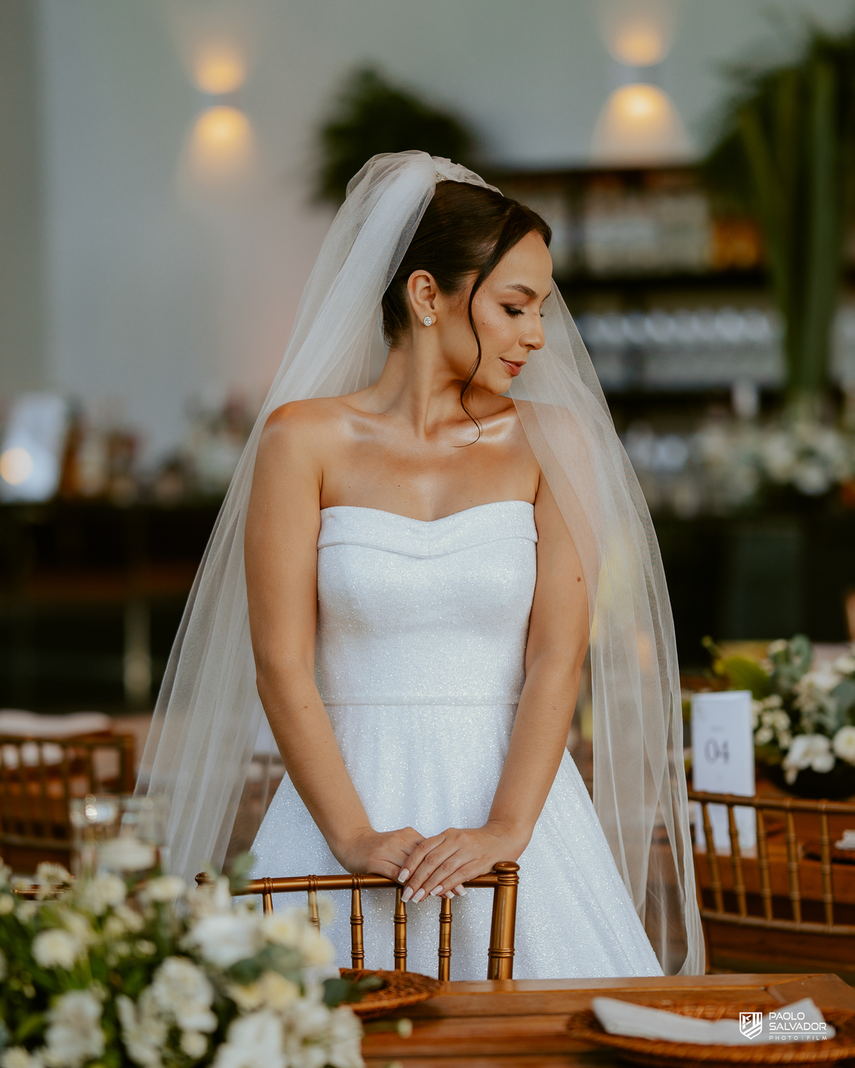 Noiva Jaque pronta para casamento no Refúgio dos Lagos em Luiz Alves, fotos no jardim ao ar livre, ensaio de noiva antes da cerimônia, vestido Michelle Hermes, fotografia romântica em Massaranduba