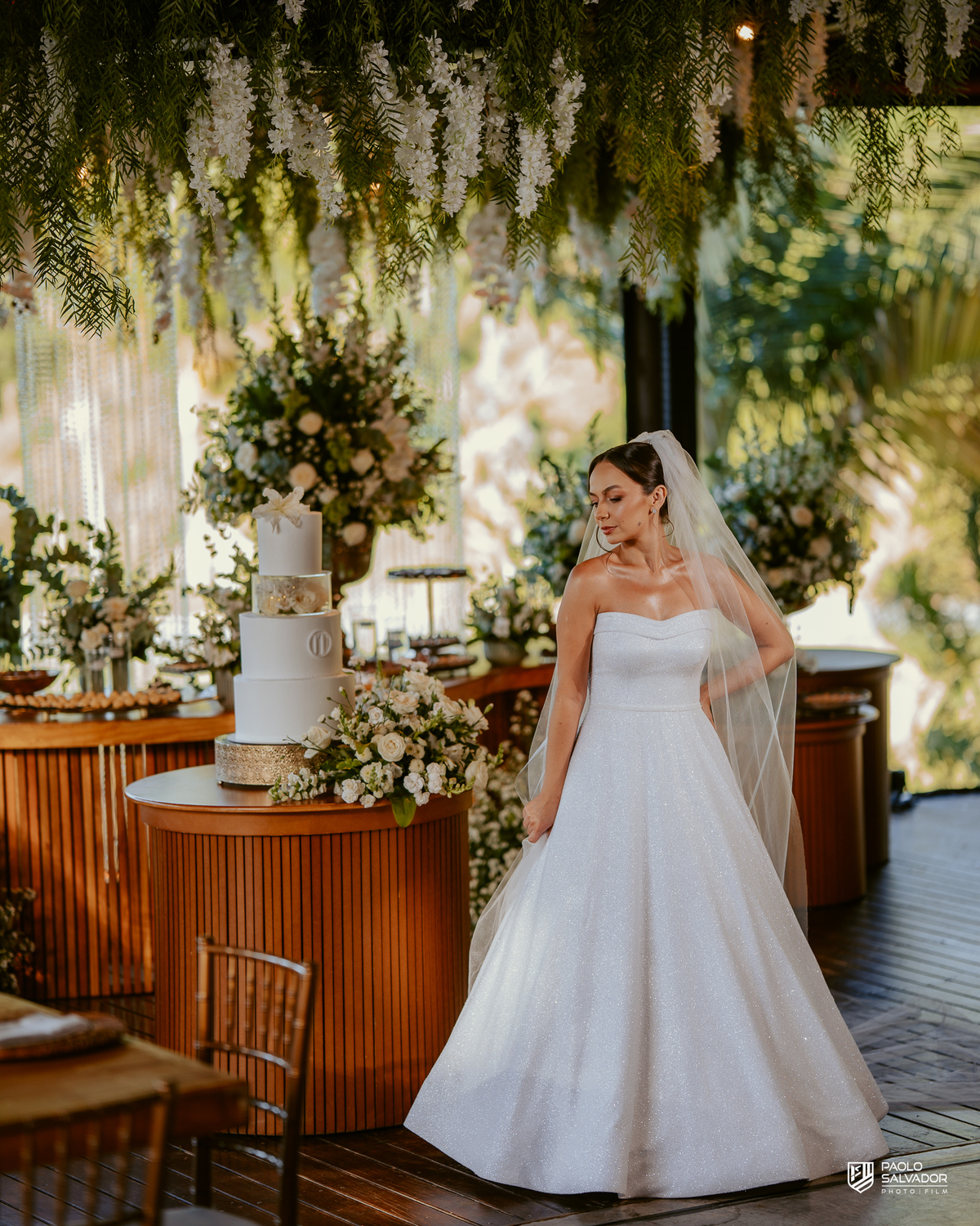 Noiva Jaque pronta para casamento no Refúgio dos Lagos em Luiz Alves, fotos no jardim ao ar livre, ensaio de noiva antes da cerimônia, vestido Michelle Hermes, fotografia romântica em Massaranduba