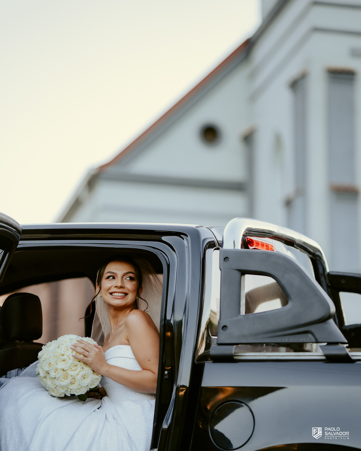 Casamento Jaque e Thayro em igreja de Massaranduba, entrada da noiva e emoção da cerimônia, fotografia de casamento clássica e documental, noivos no altar com convidados ao fundo