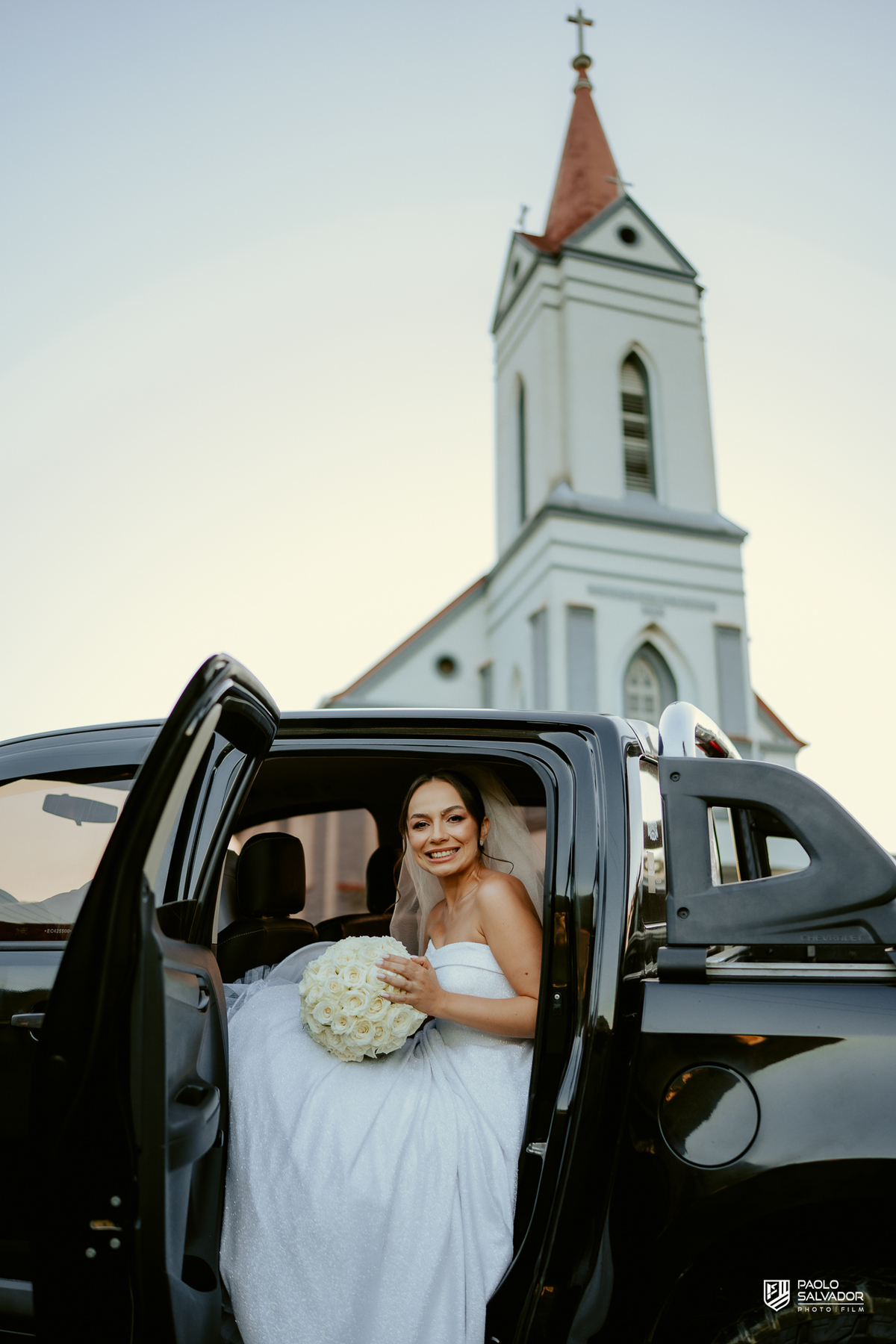 Casamento Jaque e Thayro em igreja de Massaranduba, entrada da noiva e emoção da cerimônia, fotografia de casamento clássica e documental, noivos no altar com convidados ao fundo
