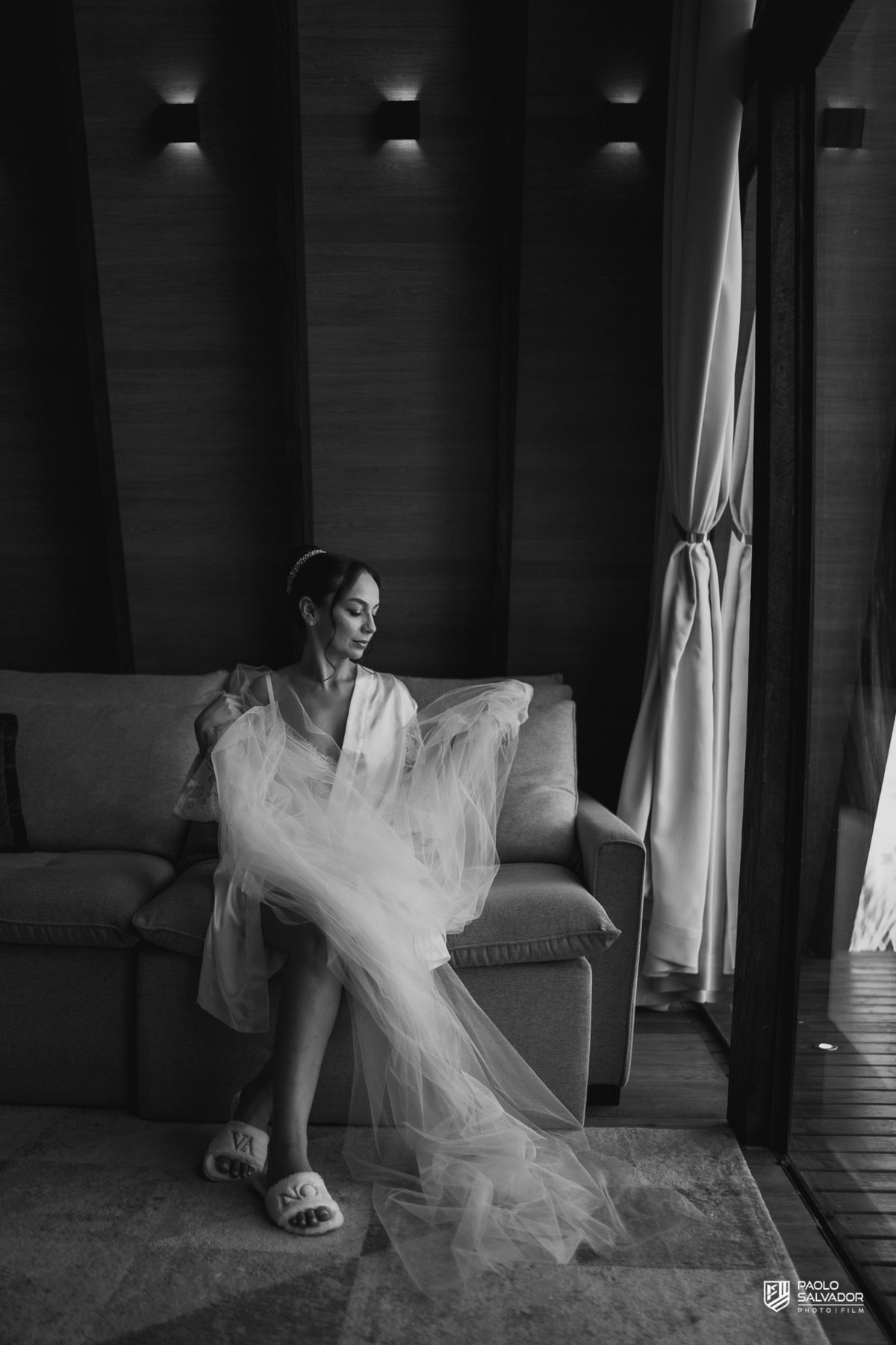 Noiva Jaque se arrumando no chalé do Refúgio dos Lagos em Luiz Alves, making of de casamento em Massaranduba, fotografia de noiva elegante com luz natural, momento íntimo e preparação antes da cerimônia