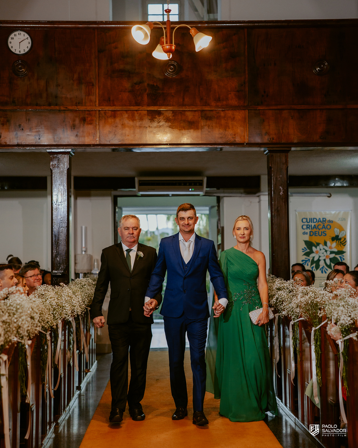 Casamento Jaque e Thayro em igreja de Massaranduba, entrada da noiva e emoção da cerimônia, fotografia de casamento clássica e documental, noivos no altar com convidados ao fundo
