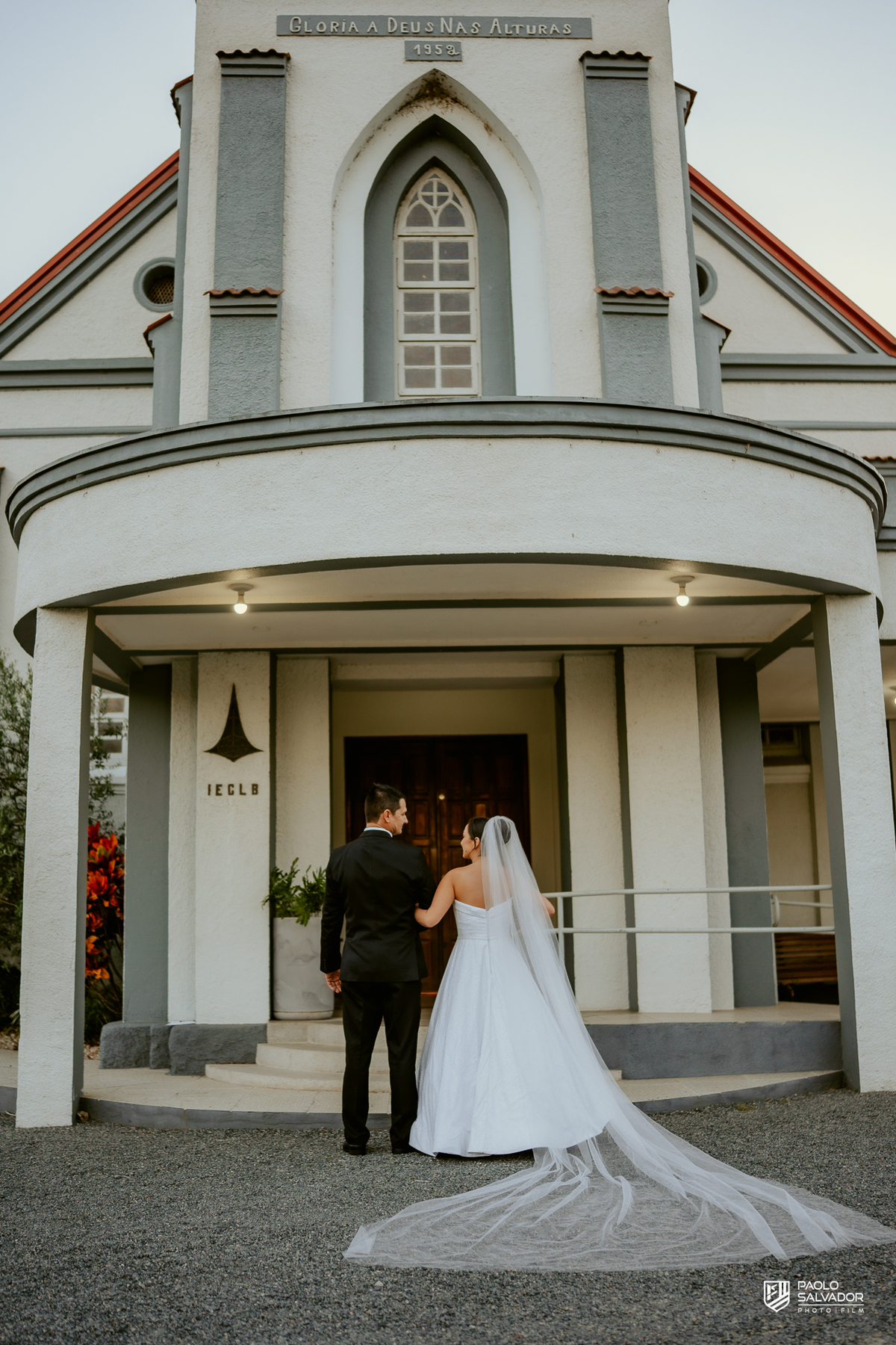 Casamento Jaque e Thayro em igreja de Massaranduba, entrada da noiva e emoção da cerimônia, fotografia de casamento clássica e documental, noivos no altar com convidados ao fundo
