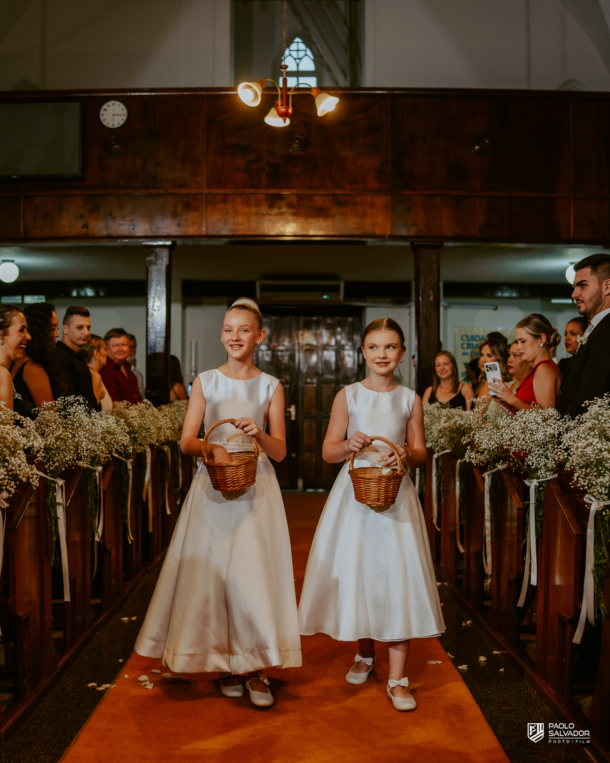 Casamento Jaque e Thayro em igreja de Massaranduba, entrada da noiva e emoção da cerimônia, fotografia de casamento clássica e documental, noivos no altar com convidados ao fundo