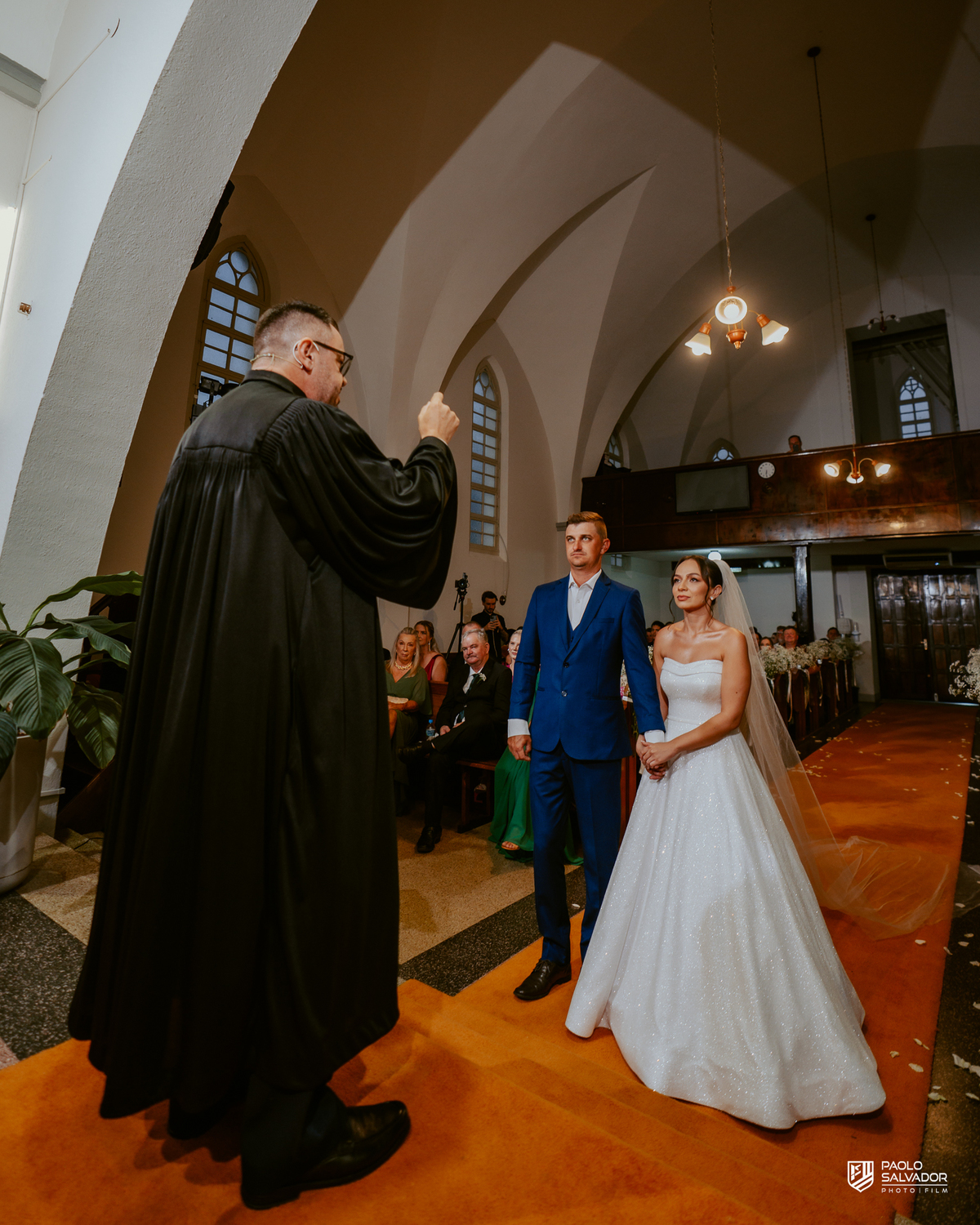 Casamento Jaque e Thayro em igreja de Massaranduba, entrada da noiva e emoção da cerimônia, fotografia de casamento clássica e documental, noivos no altar com convidados ao fundo