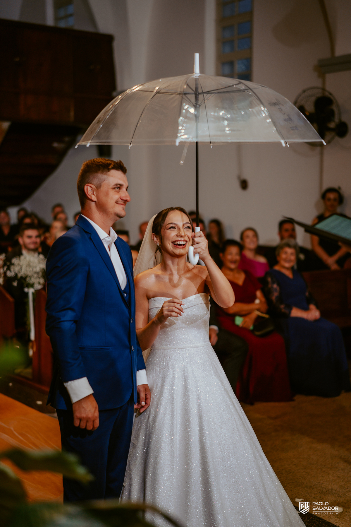 Casamento Jaque e Thayro em igreja de Massaranduba, entrada da noiva e emoção da cerimônia, fotografia de casamento clássica e documental, noivos no altar com convidados ao fundo
