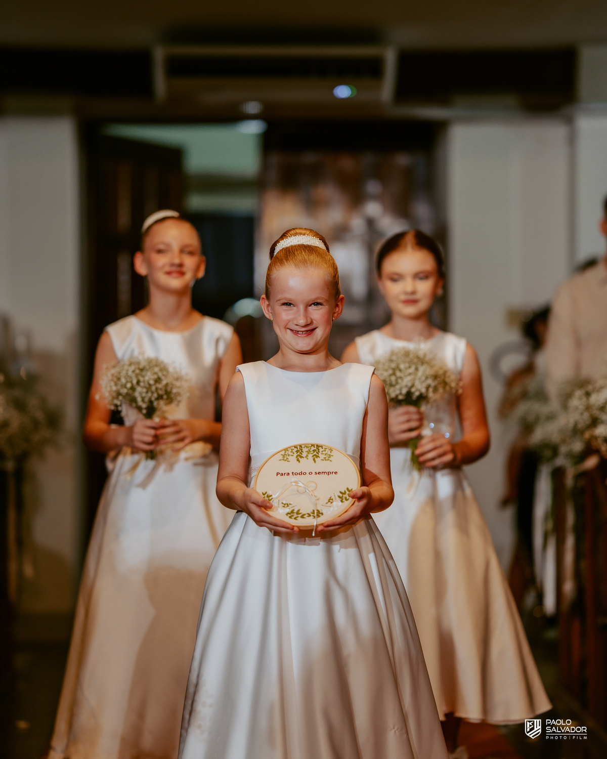 Casamento Jaque e Thayro em igreja de Massaranduba, entrada da noiva e emoção da cerimônia, fotografia de casamento clássica e documental, noivos no altar com convidados ao fundo