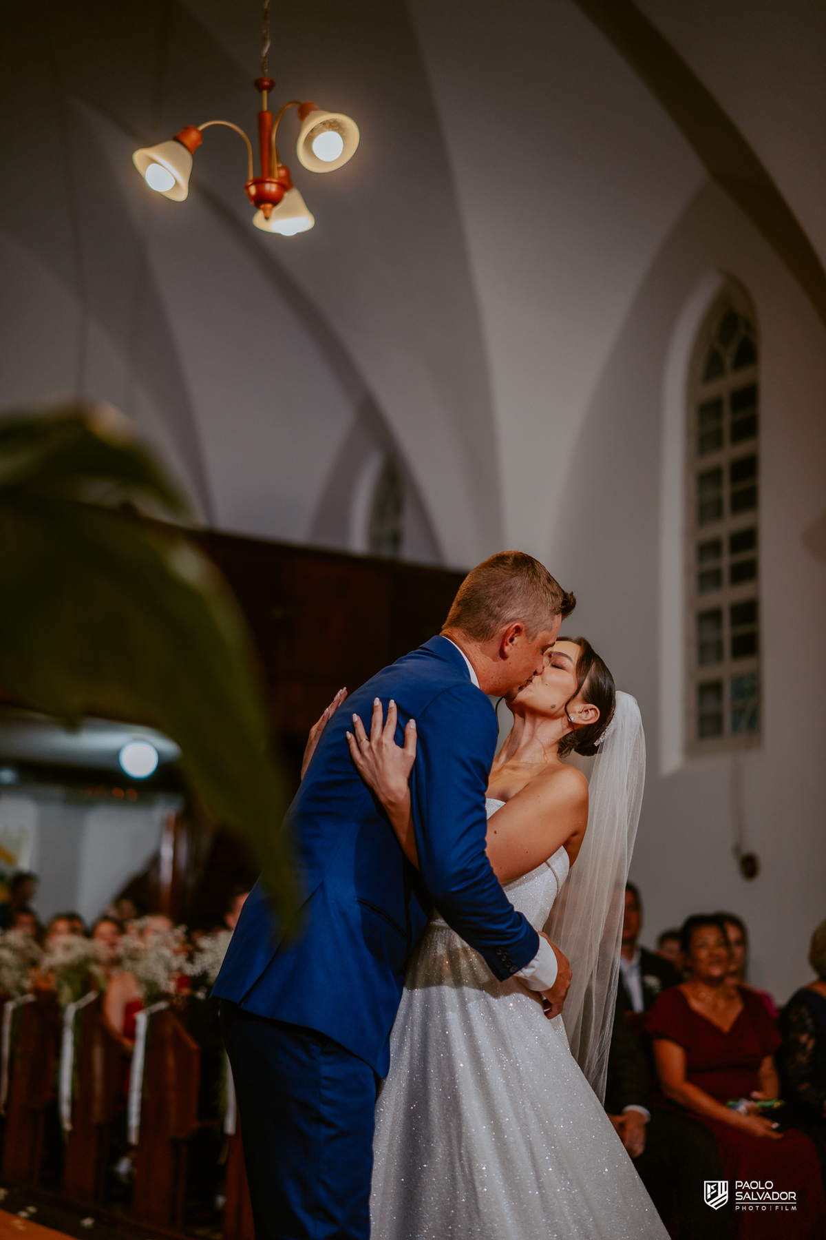 Casamento Jaque e Thayro em igreja de Massaranduba, entrada da noiva e emoção da cerimônia, fotografia de casamento clássica e documental, noivos no altar com convidados ao fundo