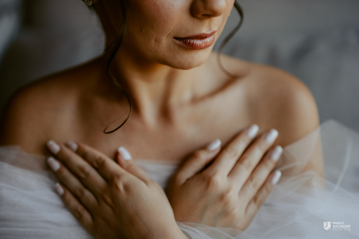 Noiva Jaque se arrumando no chalé do Refúgio dos Lagos em Luiz Alves, making of de casamento em Massaranduba, fotografia de noiva elegante com luz natural, momento íntimo e preparação antes da cerimônia