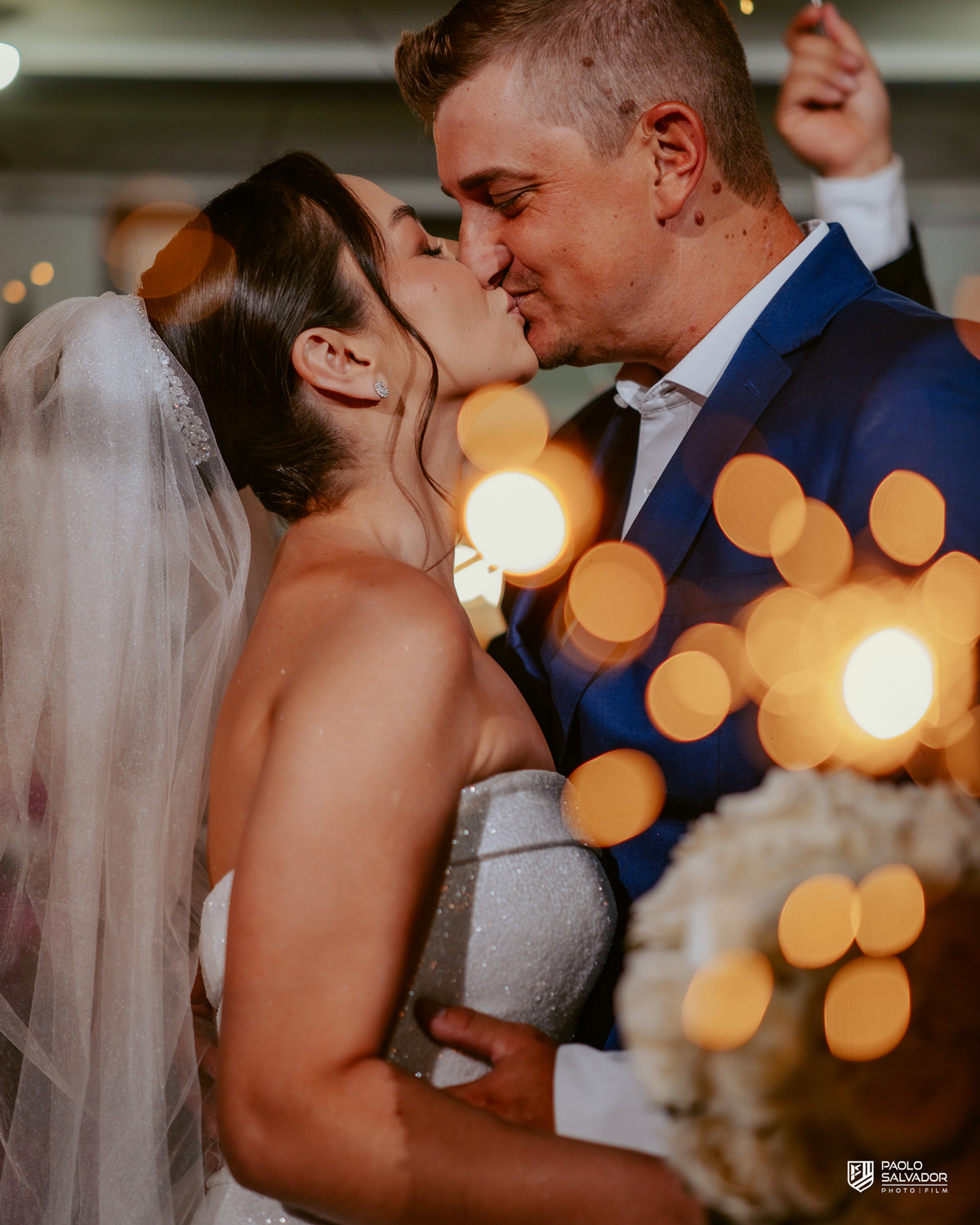 Saída dos noivos com sparkles em frente à igreja em Massaranduba, casamento Jaque e Thayro à noite, fotografia de casamento com luz criativa e momento de celebração com convidados