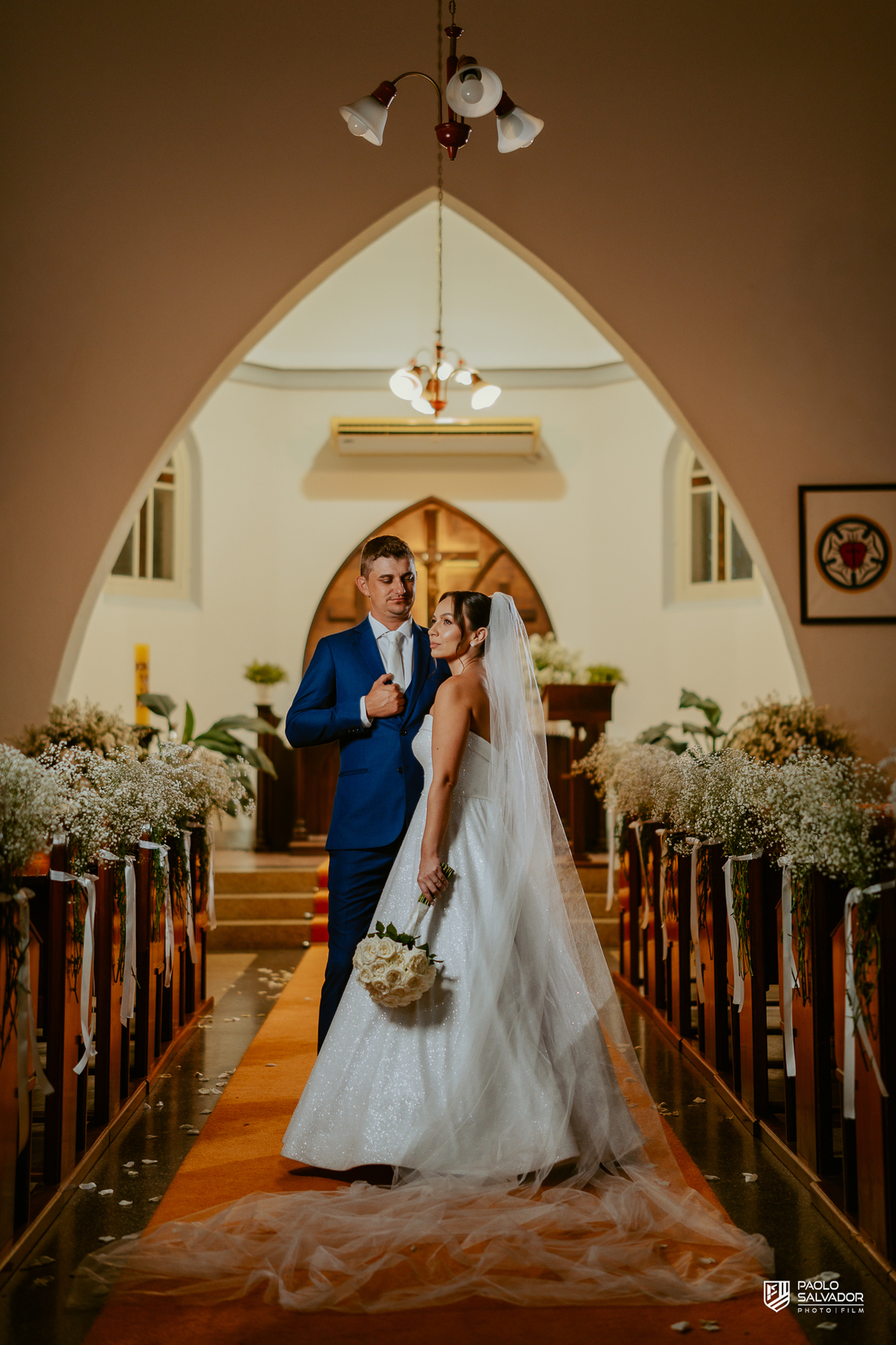 Noivos Jaque e Thayro na festa no Refúgio dos Lagos em Luiz Alves, decoração Vila das Flores, bolo e pista de dança, fotografia de casamento sofisticada em Massaranduba e região