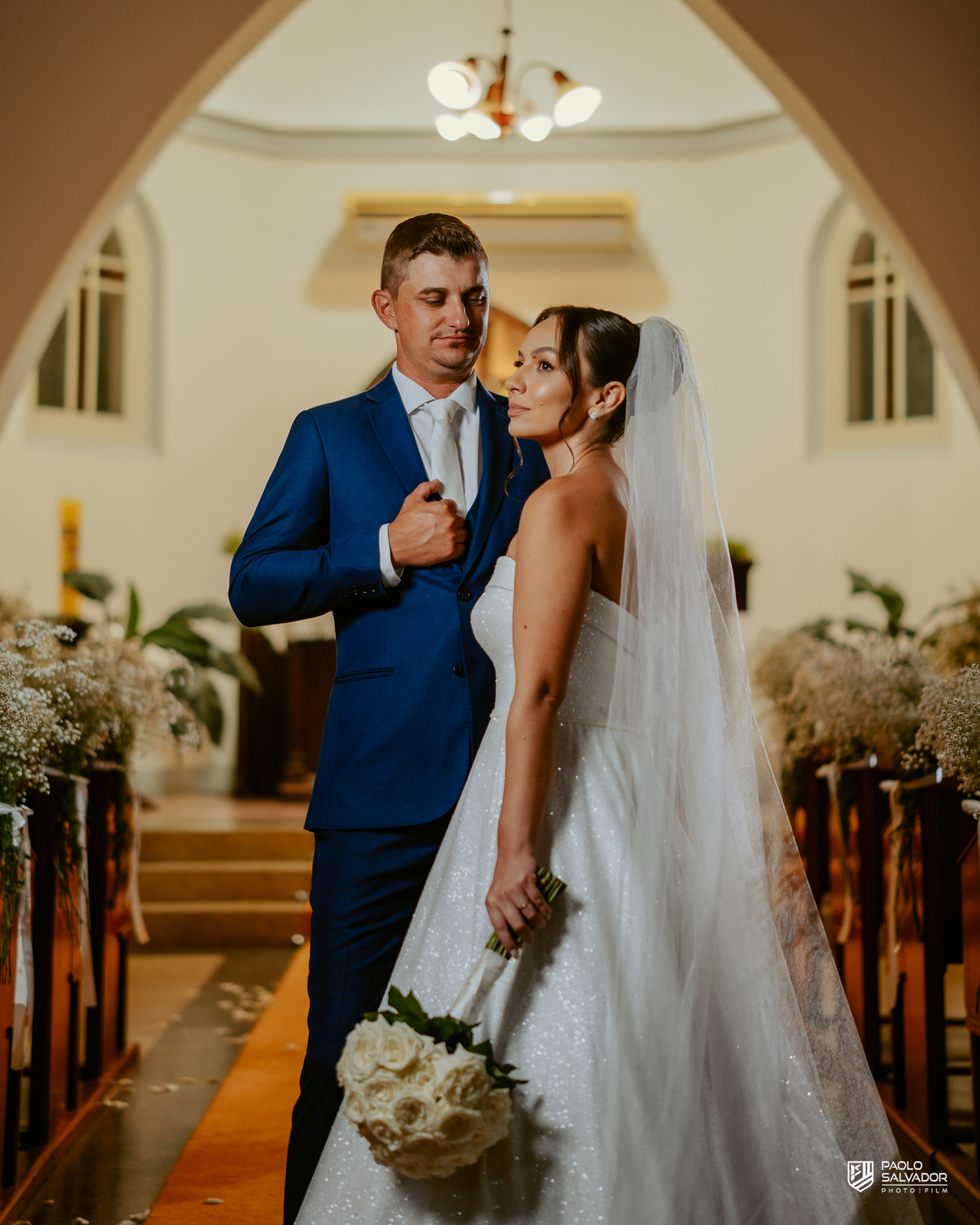 Noivos Jaque e Thayro na festa no Refúgio dos Lagos em Luiz Alves, decoração Vila das Flores, bolo e pista de dança, fotografia de casamento sofisticada em Massaranduba e região