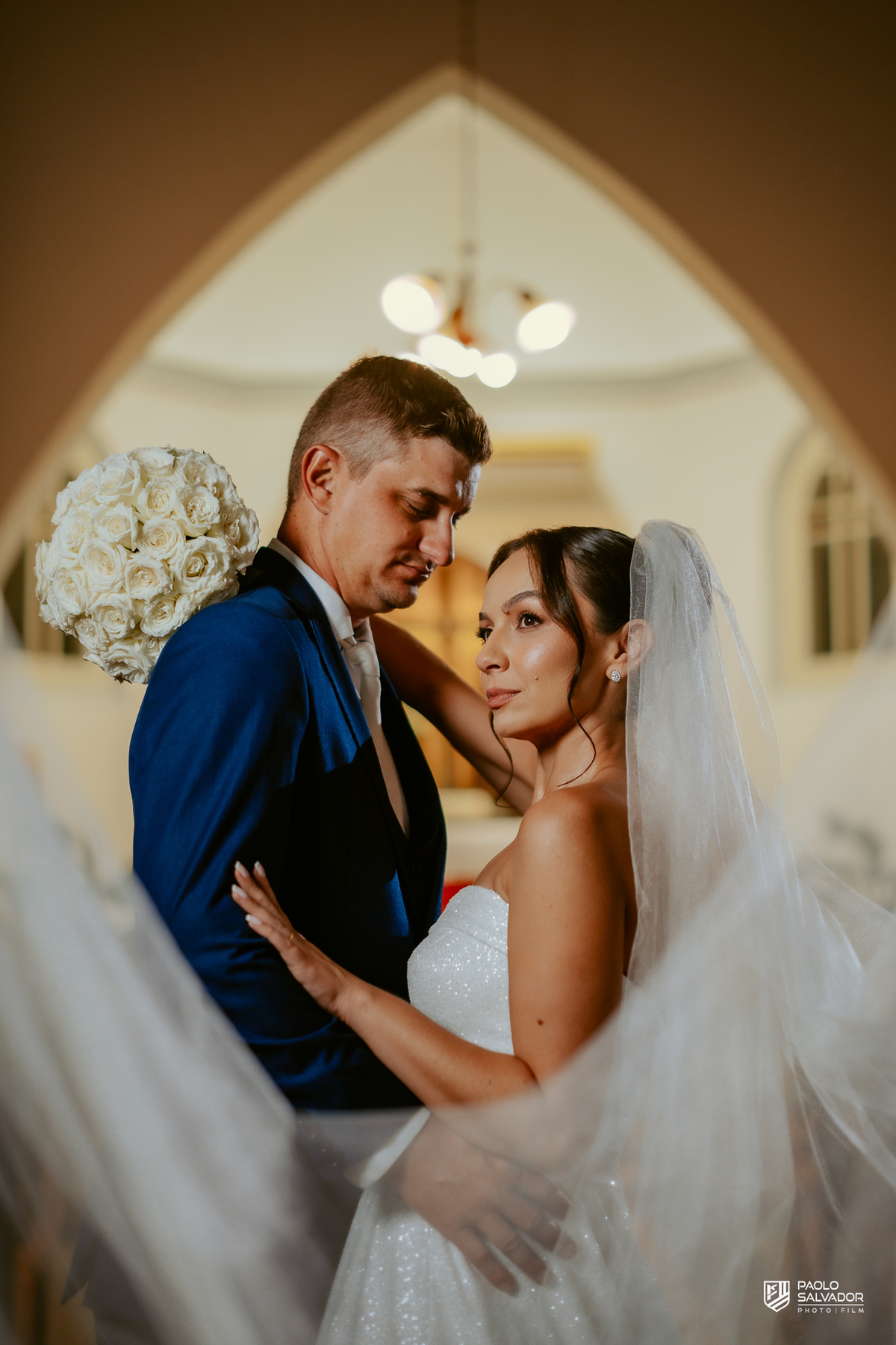 Noivos Jaque e Thayro na festa no Refúgio dos Lagos em Luiz Alves, decoração Vila das Flores, bolo e pista de dança, fotografia de casamento sofisticada em Massaranduba e região