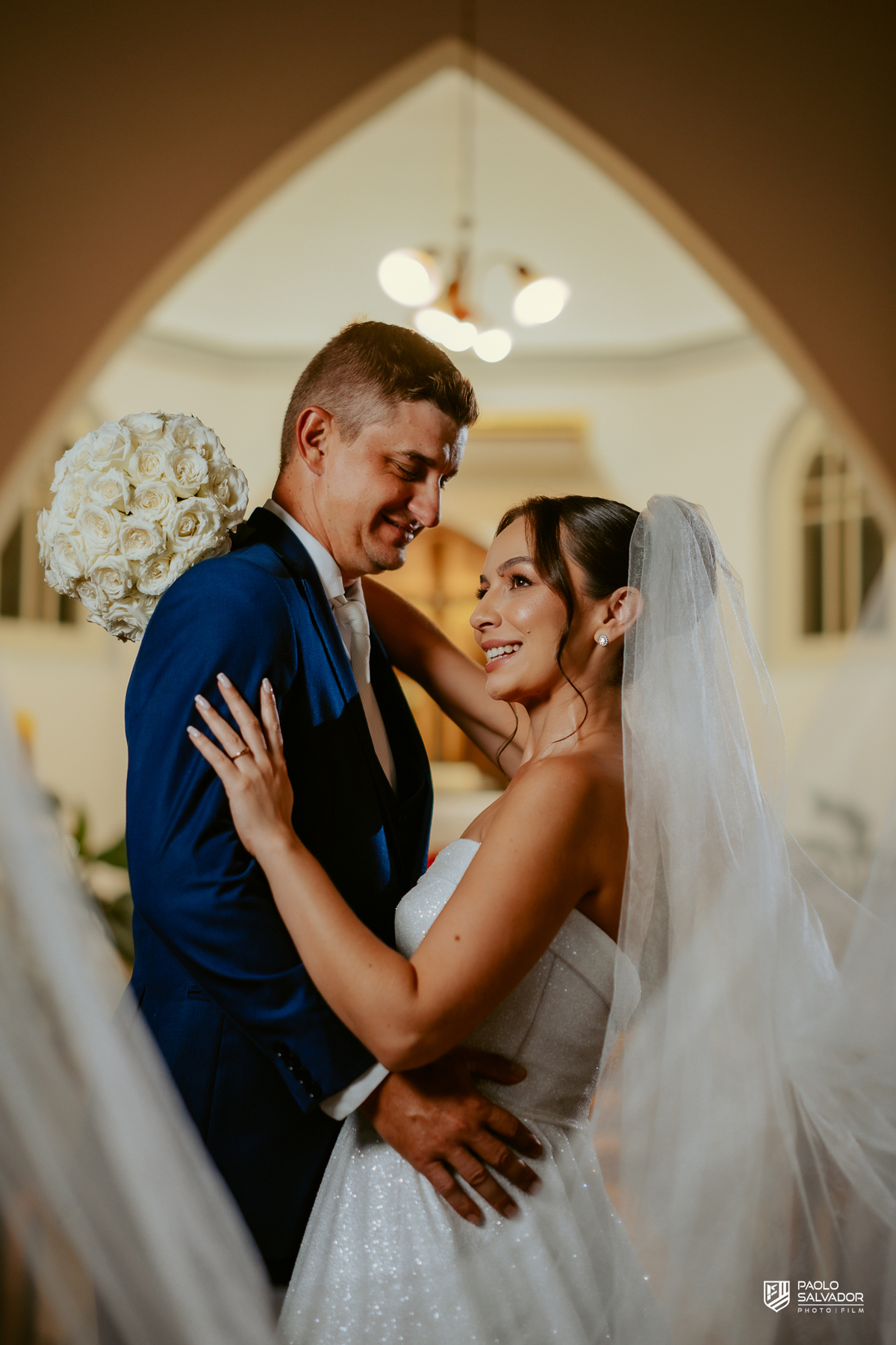 Noivos Jaque e Thayro na festa no Refúgio dos Lagos em Luiz Alves, decoração Vila das Flores, bolo e pista de dança, fotografia de casamento sofisticada em Massaranduba e região