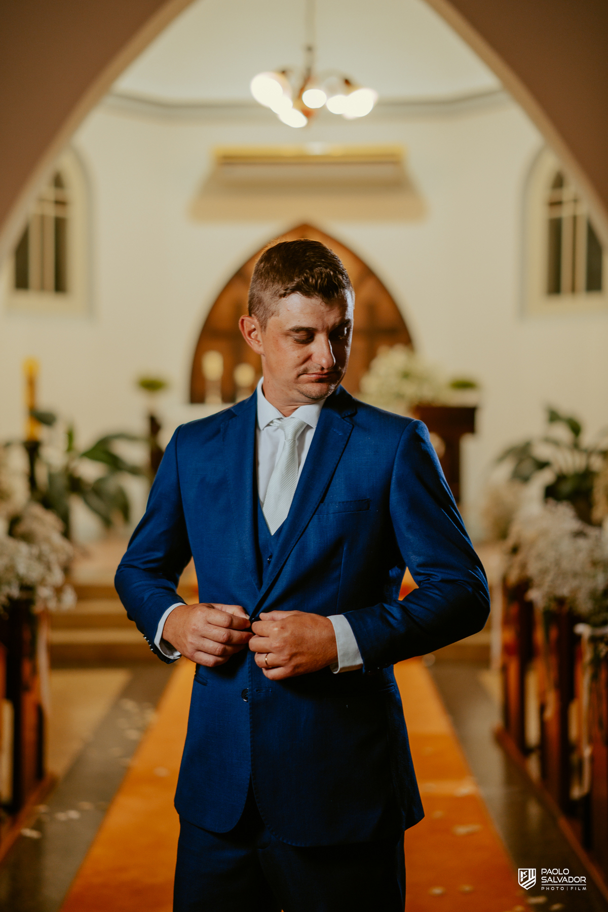 Noivos Jaque e Thayro na festa no Refúgio dos Lagos em Luiz Alves, decoração Vila das Flores, bolo e pista de dança, fotografia de casamento sofisticada em Massaranduba e região, retrato casal na igreja em luiz alves