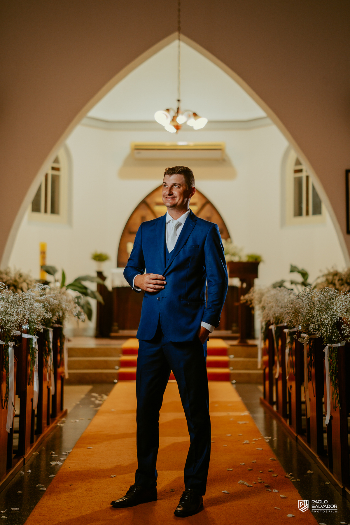 Noivos Jaque e Thayro na festa no Refúgio dos Lagos em Luiz Alves, decoração Vila das Flores, bolo e pista de dança, fotografia de casamento sofisticada em Massaranduba e região, retrato casal na igreja em luiz alves
