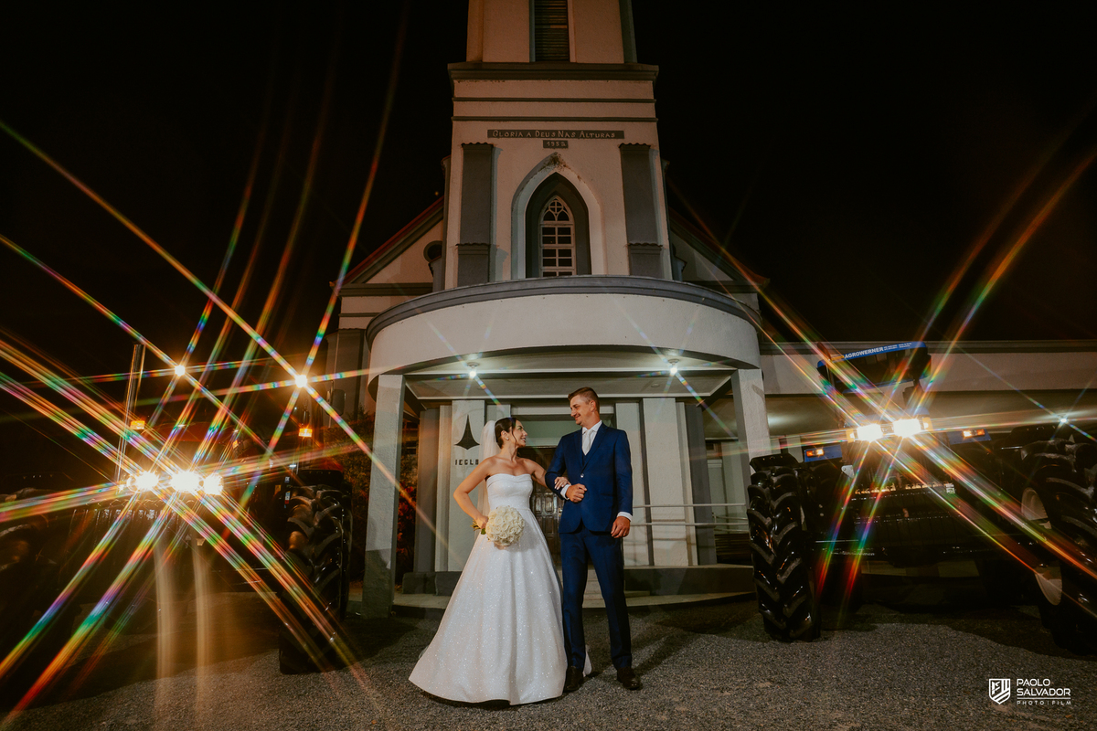 Noivos Jaque e Thayro na festa no Refúgio dos Lagos em Luiz Alves, decoração Vila das Flores, bolo e pista de dança, fotografia de casamento sofisticada em Massaranduba e região, retrato casal na igreja em luiz alves