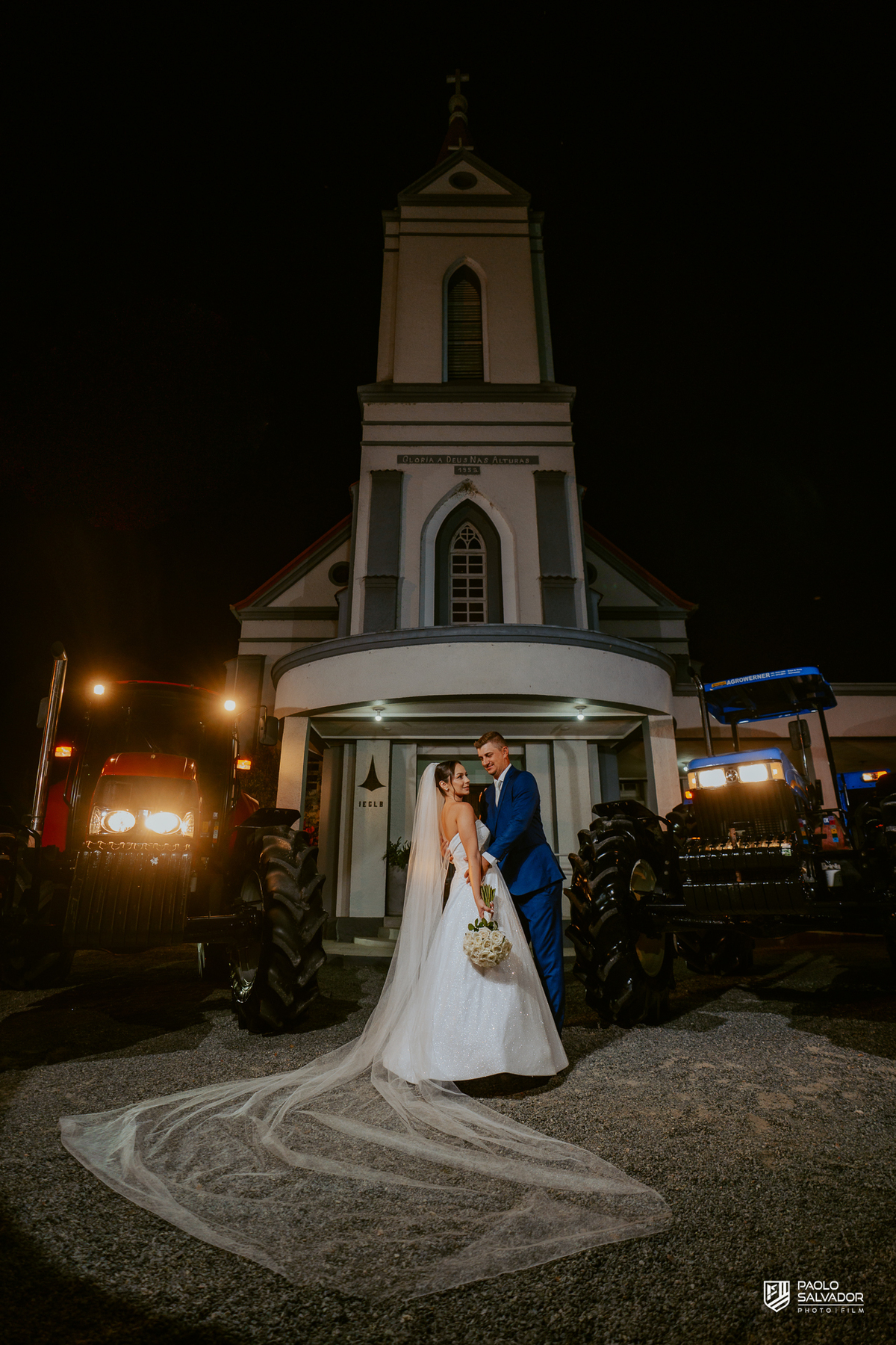 Noivos Jaque e Thayro na festa no Refúgio dos Lagos em Luiz Alves, decoração Vila das Flores, bolo e pista de dança, fotografia de casamento sofisticada em Massaranduba e região, retrato casal na igreja em luiz alves