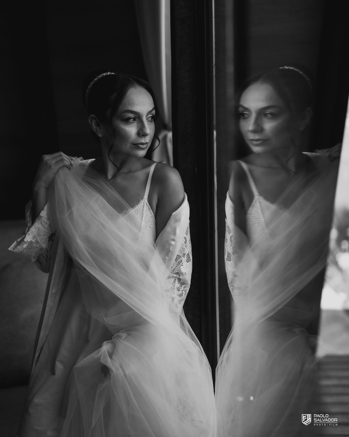 Noiva Jaque se arrumando no chalé do Refúgio dos Lagos em Luiz Alves, making of de casamento em Massaranduba, fotografia de noiva elegante com luz natural, momento íntimo e preparação antes da cerimônia