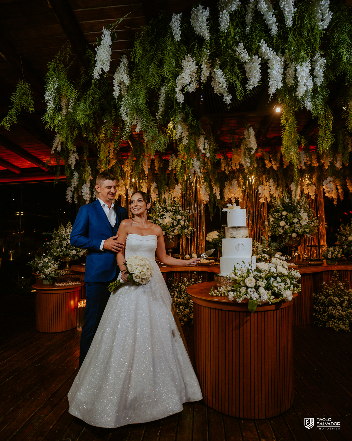 Noivos Jaque e Thayro na festa no Refúgio dos Lagos em Luiz Alves, decoração Vila das Flores, bolo e pista de dança, fotografia de casamento sofisticada em Massaranduba e região, retrato casal na igreja em luiz alves