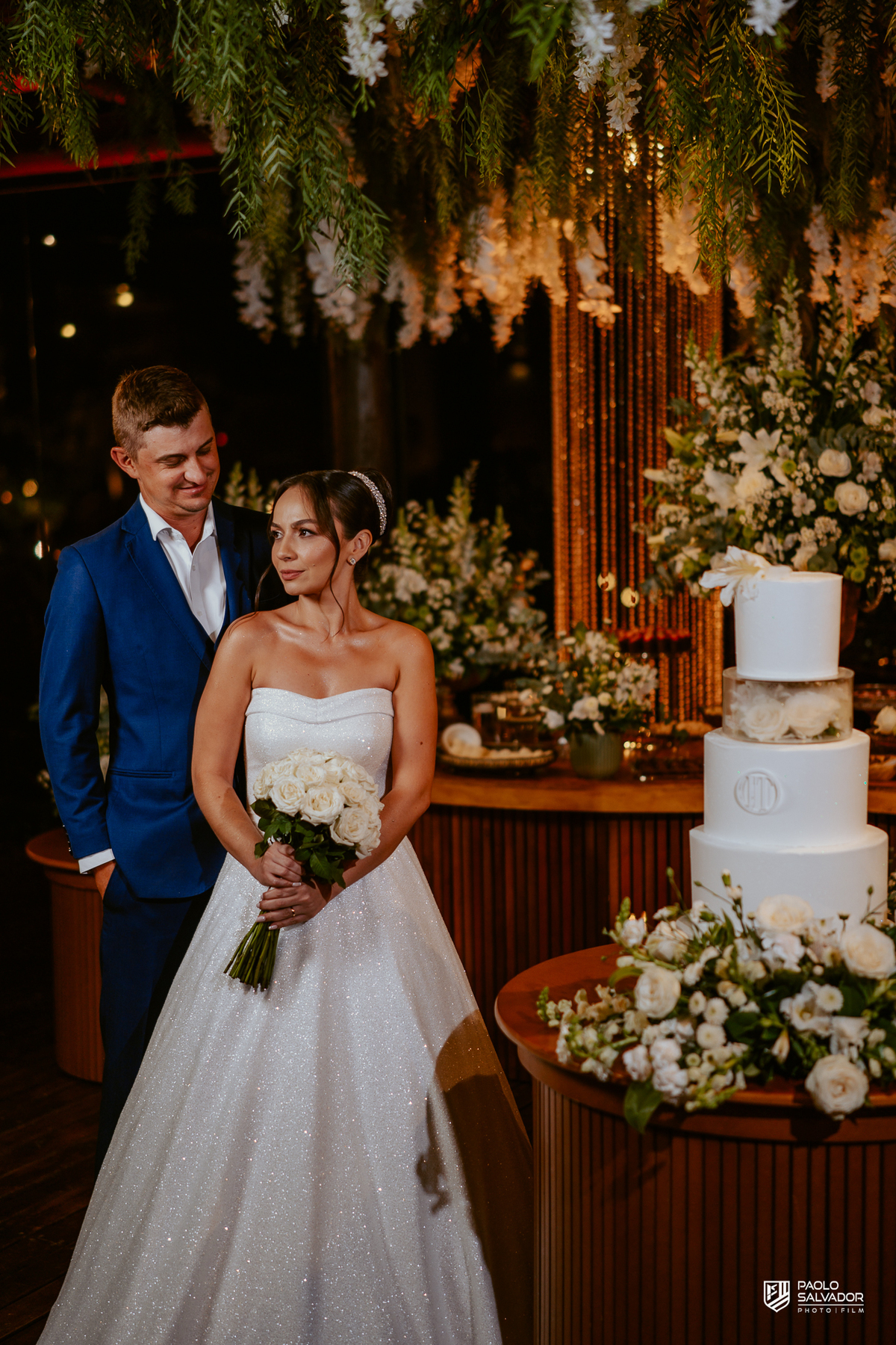 Noivos Jaque e Thayro na festa no Refúgio dos Lagos em Luiz Alves, decoração Vila das Flores, bolo e pista de dança, fotografia de casamento sofisticada em Massaranduba e região, retrato casal na igreja em luiz alves