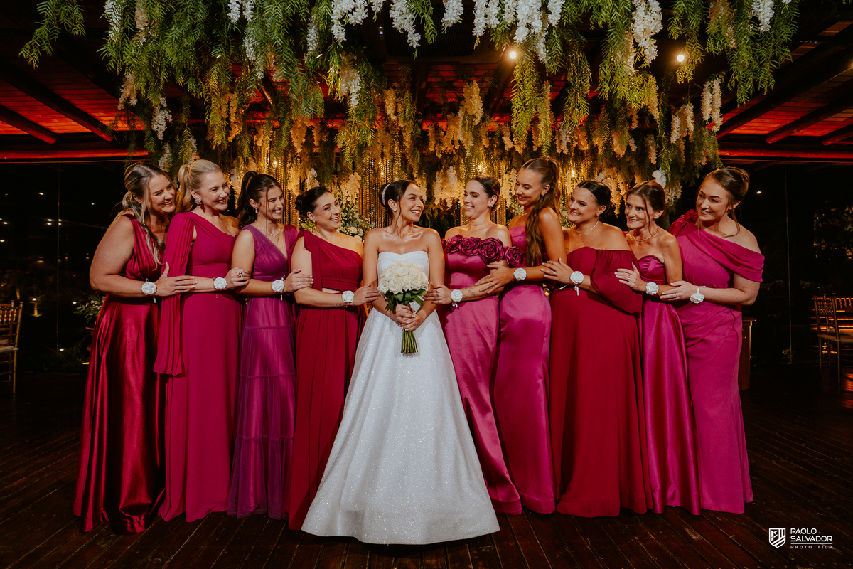 Noivos Jaque e Thayro na festa no Refúgio dos Lagos em Luiz Alves, decoração Vila das Flores, bolo e pista de dança, fotografia de casamento sofisticada em Massaranduba e região, retrato casal com padrinhos e madrinhas na decoração