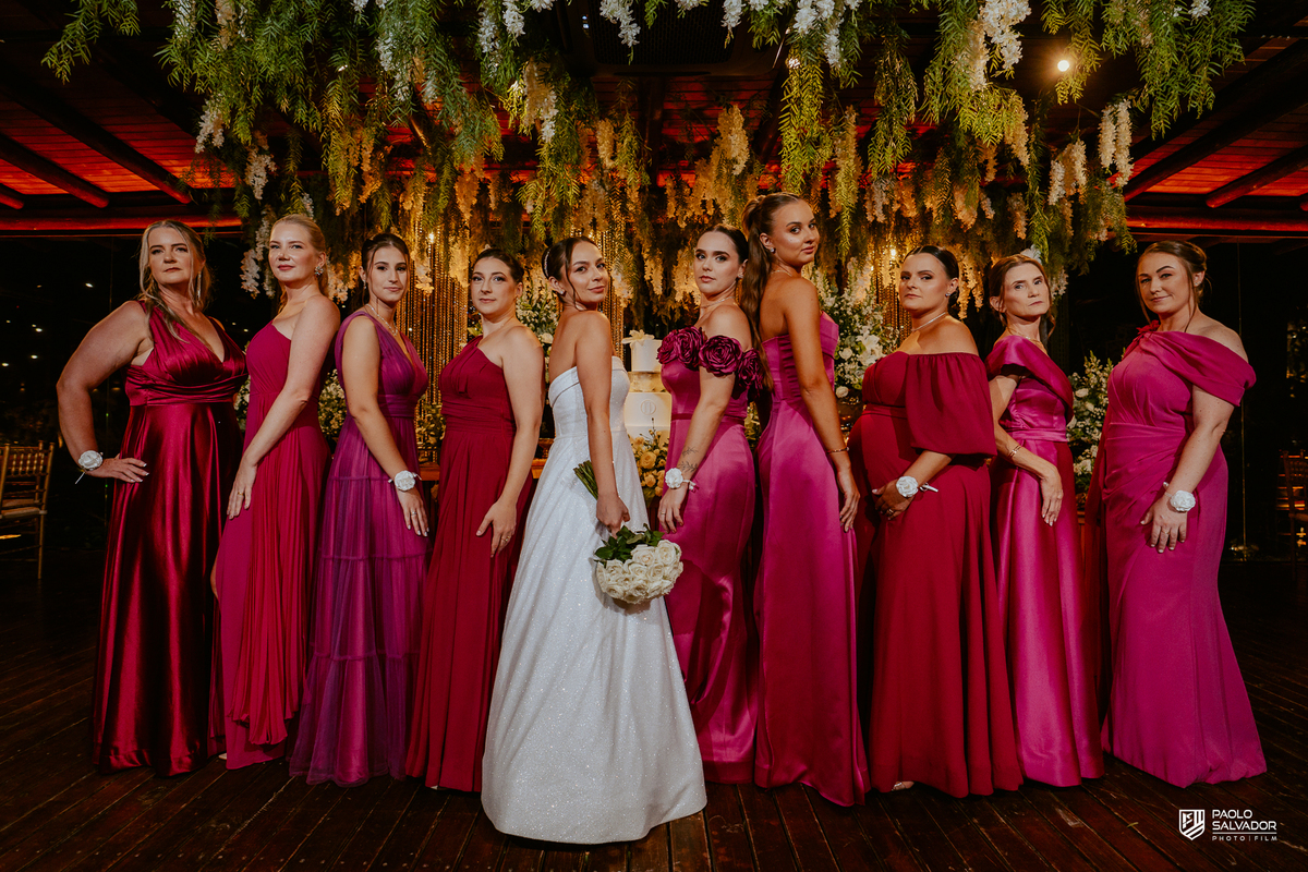 Noivos Jaque e Thayro na festa no Refúgio dos Lagos em Luiz Alves, decoração Vila das Flores, bolo e pista de dança, fotografia de casamento sofisticada em Massaranduba e região, retrato casal com padrinhos e madrinhas na decoração