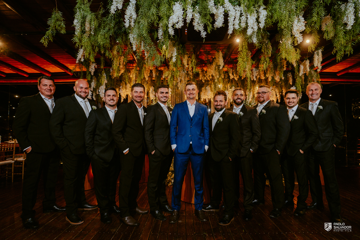 Noivos Jaque e Thayro na festa no Refúgio dos Lagos em Luiz Alves, decoração Vila das Flores, bolo e pista de dança, fotografia de casamento sofisticada em Massaranduba e região, retrato casal com padrinhos e madrinhas na decoração