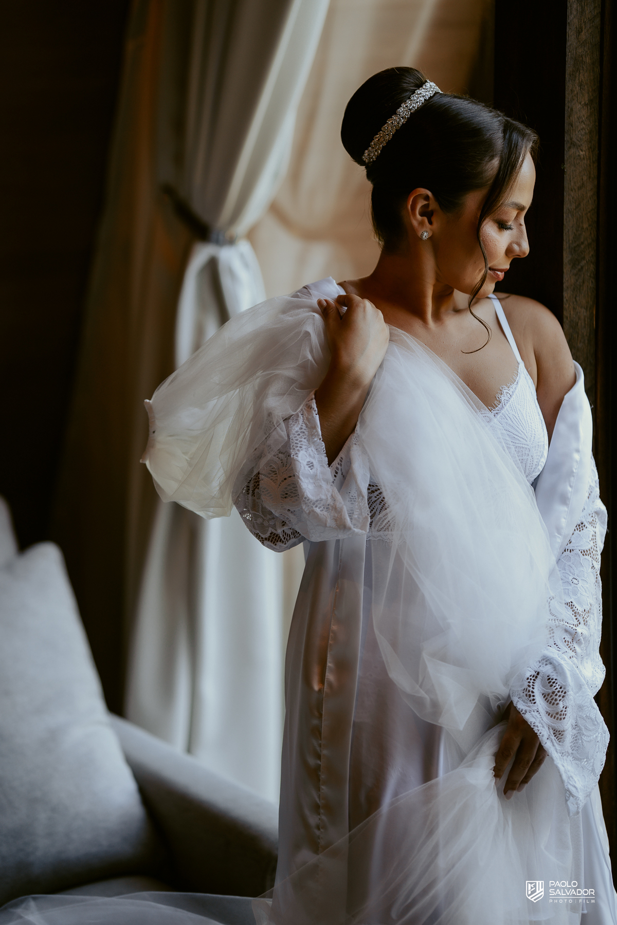 Noiva Jaque se arrumando no chalé do Refúgio dos Lagos em Luiz Alves, making of de casamento em Massaranduba, fotografia de noiva elegante com luz natural, momento íntimo e preparação antes da cerimônia
