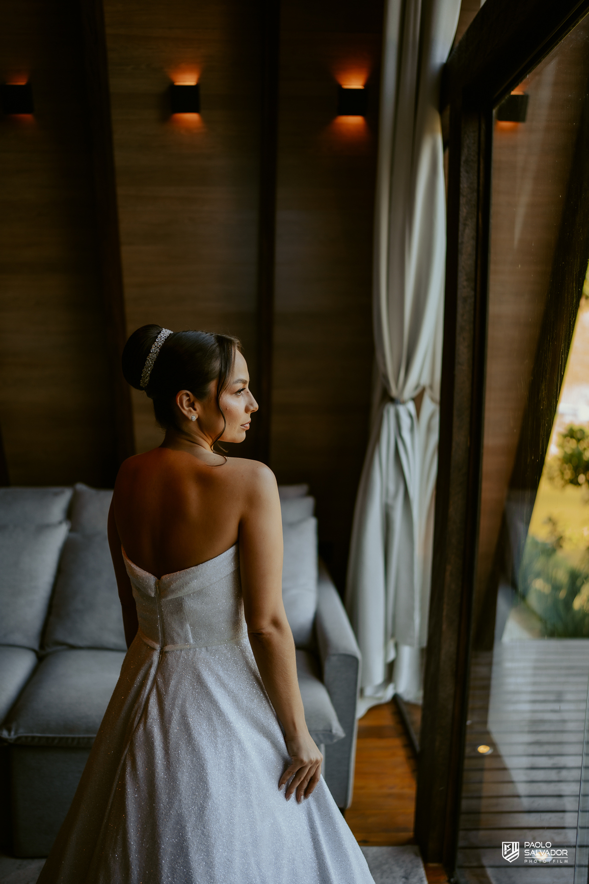 Noiva Jaque se arrumando no chalé do Refúgio dos Lagos em Luiz Alves, making of de casamento em Massaranduba, fotografia de noiva elegante com luz natural, momento íntimo e preparação antes da cerimônia