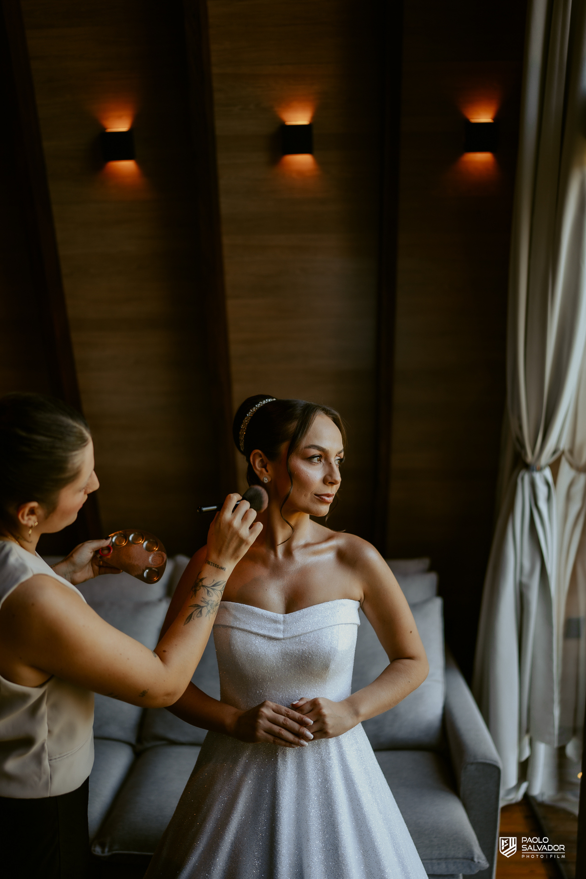 Noiva Jaque se arrumando no chalé do Refúgio dos Lagos em Luiz Alves, making of de casamento em Massaranduba, fotografia de noiva elegante com luz natural, momento íntimo e preparação antes da cerimônia