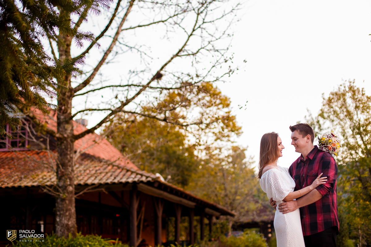 Sítio do Roeder, Chácara do Roeder, Benedito Novo, Santa catarina, ensaio pré-wedding Keli e Luciano, ensaio moto de trilha, casal enxaimel, pelo fotógrafo Paolo Salvador