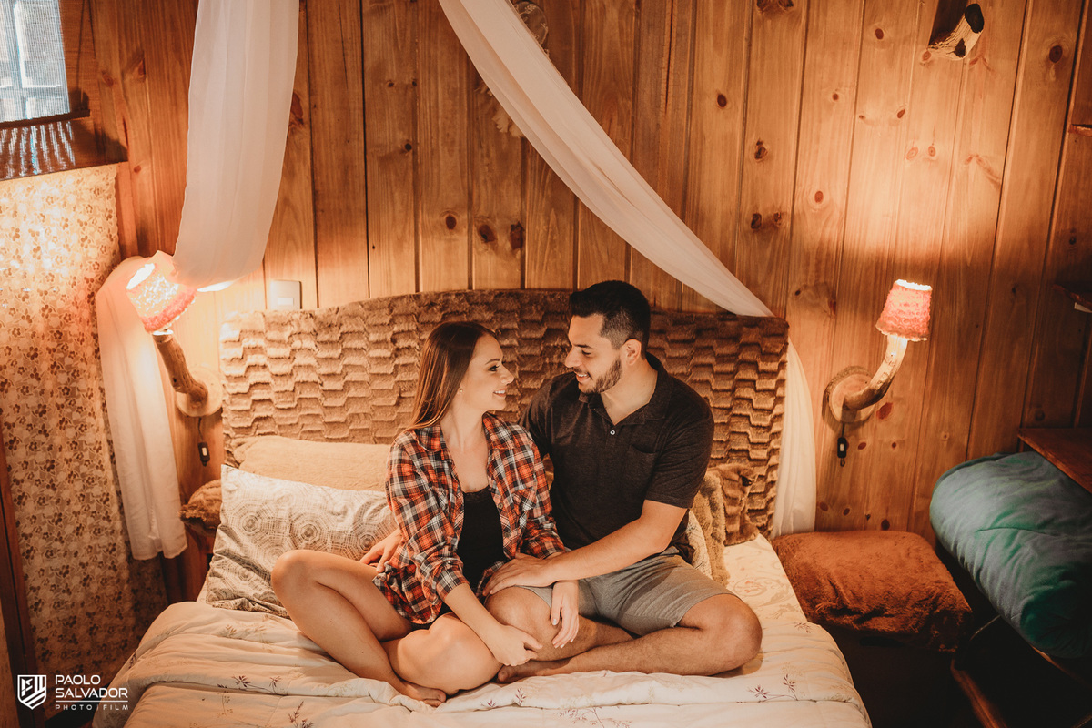 Ensaio de casal em chalé, ensaio pré-wedding cabanas rio dos cedros, fotos de ensaio de casal em chalés, ensaio intimo de casal em banheira, cabanas rio dos cedros, região dos lados, rio dos cedros, fotógrafo paolo salvador. pré-wedding em chalé