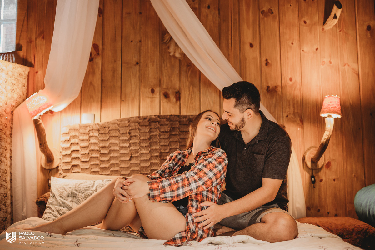 Ensaio de casal em chalé, ensaio pré-wedding cabanas rio dos cedros, fotos de ensaio de casal em chalés, ensaio intimo de casal em banheira, cabanas rio dos cedros, região dos lados, rio dos cedros, fotógrafo paolo salvador. pré-wedding em chalé