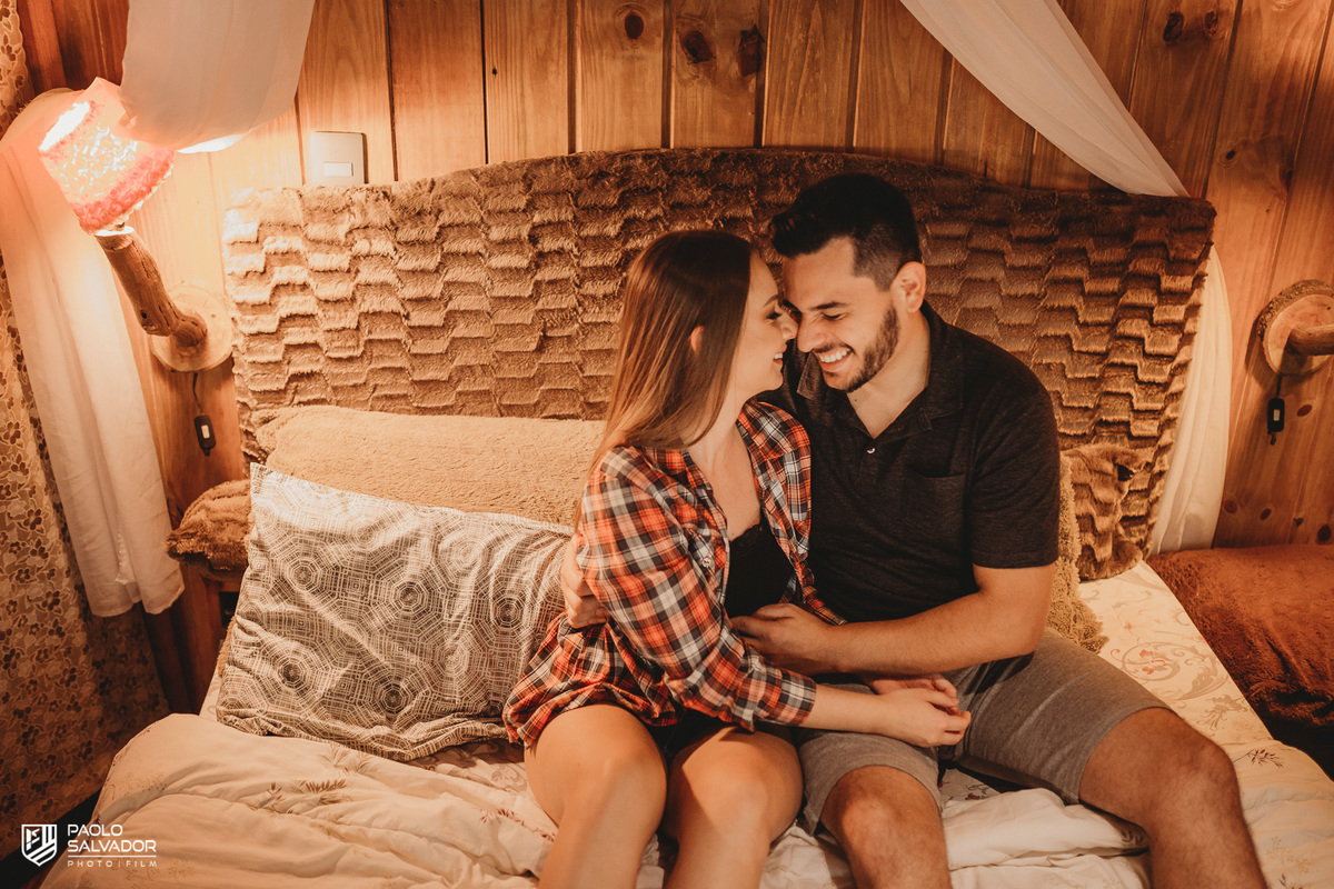 Ensaio de casal em chalé, ensaio pré-wedding cabanas rio dos cedros, fotos de ensaio de casal em chalés, ensaio intimo de casal em banheira, cabanas rio dos cedros, região dos lados, rio dos cedros, fotógrafo paolo salvador. pré-wedding em chalé