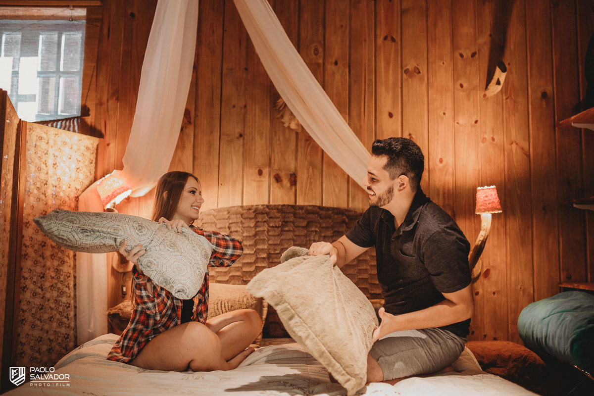 Ensaio de casal em chalé, ensaio pré-wedding cabanas rio dos cedros, fotos de ensaio de casal em chalés, ensaio intimo de casal em banheira, cabanas rio dos cedros, região dos lados, rio dos cedros, fotógrafo paolo salvador. pré-wedding em chalé