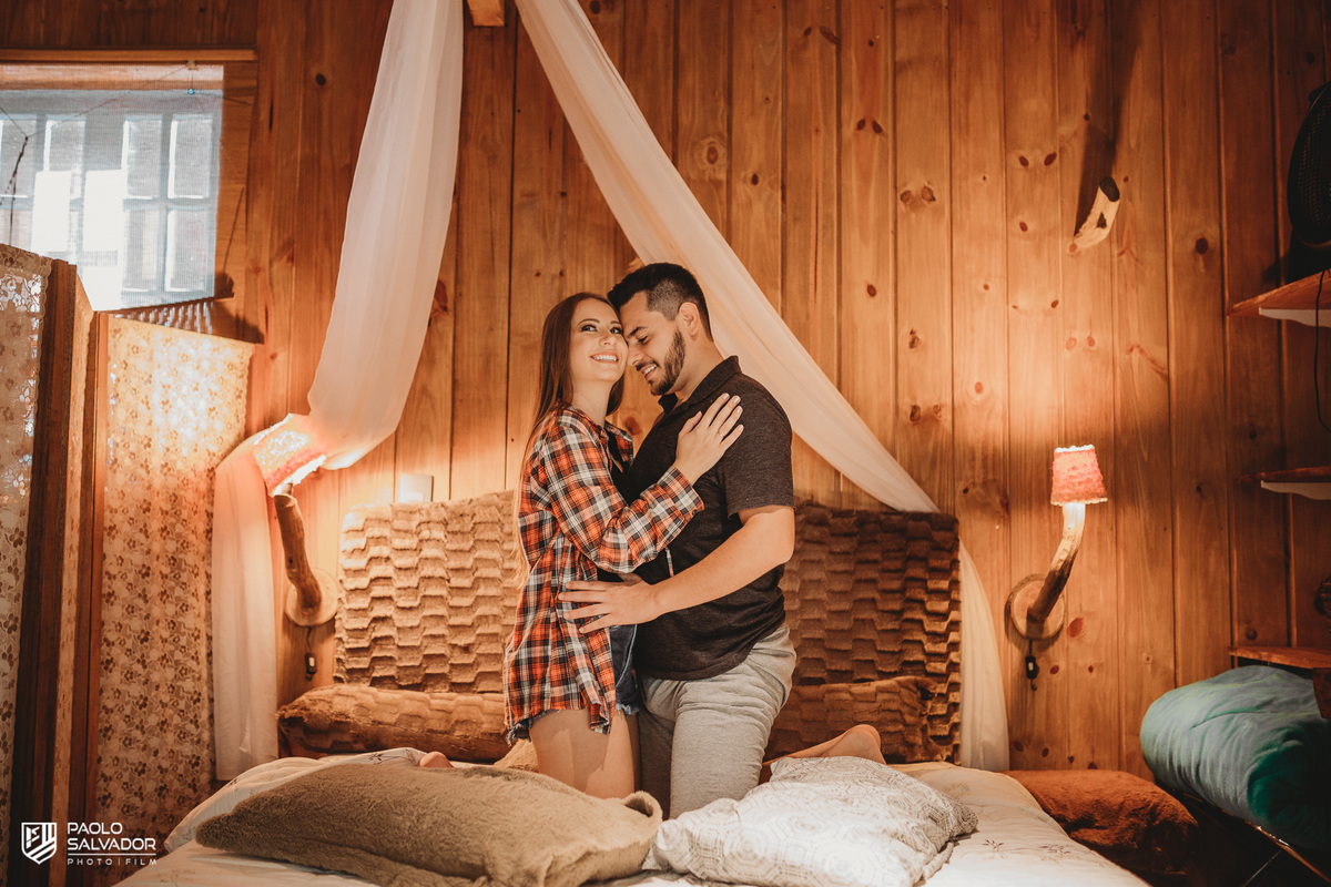 Ensaio de casal em chalé, ensaio pré-wedding cabanas rio dos cedros, fotos de ensaio de casal em chalés, ensaio intimo de casal em banheira, cabanas rio dos cedros, região dos lados, rio dos cedros, fotógrafo paolo salvador. pré-wedding em chalé