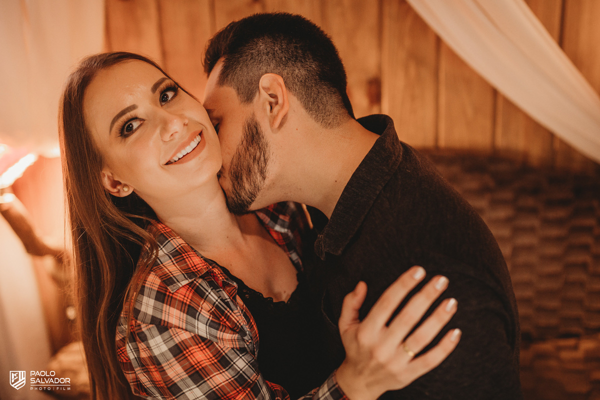 Ensaio de casal em chalé, ensaio pré-wedding cabanas rio dos cedros, fotos de ensaio de casal em chalés, ensaio intimo de casal em banheira, cabanas rio dos cedros, região dos lados, rio dos cedros, fotógrafo paolo salvador. pré-wedding em chalé
