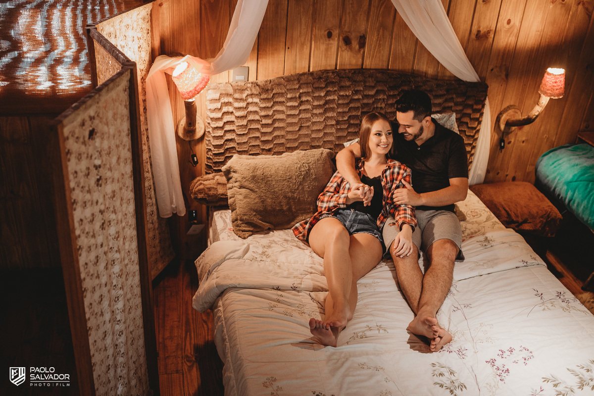 Ensaio de casal em chalé, ensaio pré-wedding cabanas rio dos cedros, fotos de ensaio de casal em chalés, ensaio intimo de casal em banheira, cabanas rio dos cedros, região dos lados, rio dos cedros, fotógrafo paolo salvador. pré-wedding em chalé