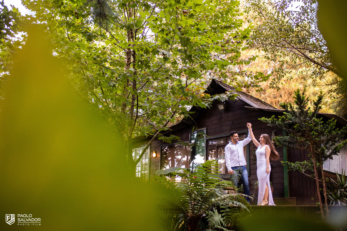 Ensaio de casal em chalé, ensaio pré-wedding cabanas rio dos cedros, fotos de ensaio de casal em chalés, ensaio intimo de casal em banheira, cabanas rio dos cedros, região dos lados, rio dos cedros, fotógrafo paolo salvador. pré-wedding em chalé