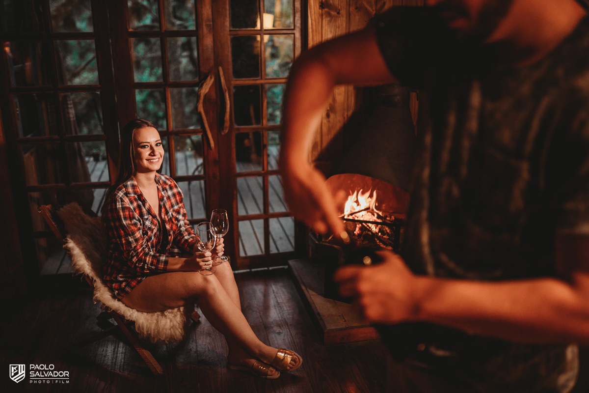 Ensaio de casal em chalé, ensaio pré-wedding cabanas rio dos cedros, fotos de ensaio de casal em chalés, ensaio intimo de casal em banheira, cabanas rio dos cedros, região dos lados, rio dos cedros, fotógrafo paolo salvador. pré-wedding em chalé