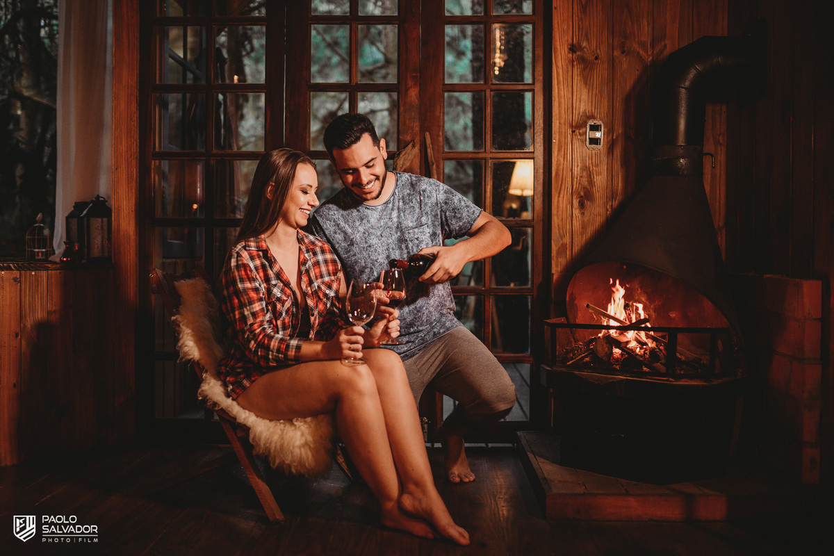 Ensaio de casal em chalé, ensaio pré-wedding cabanas rio dos cedros, fotos de ensaio de casal em chalés, ensaio intimo de casal em banheira, cabanas rio dos cedros, região dos lados, rio dos cedros, fotógrafo paolo salvador. pré-wedding em chalé