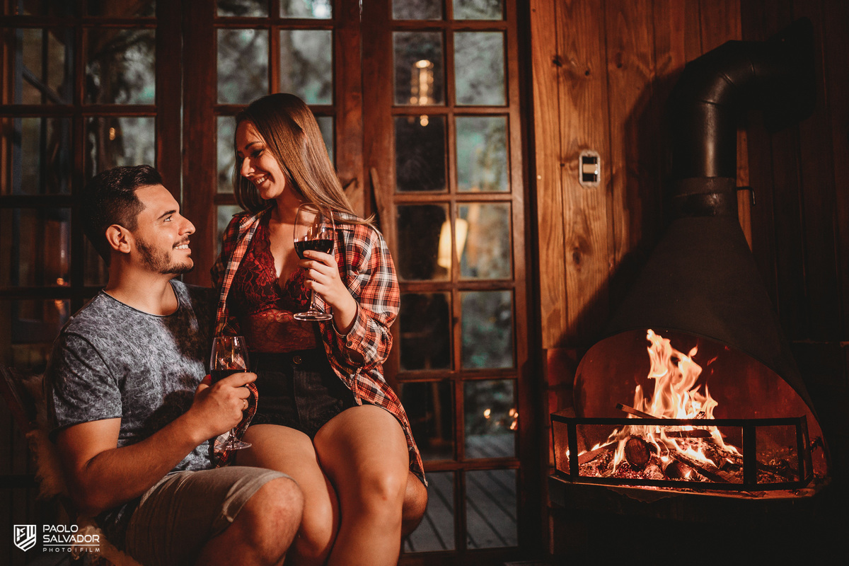 Ensaio de casal em chalé, ensaio pré-wedding cabanas rio dos cedros, fotos de ensaio de casal em chalés, ensaio intimo de casal em banheira, cabanas rio dos cedros, região dos lados, rio dos cedros, fotógrafo paolo salvador. pré-wedding em chalé