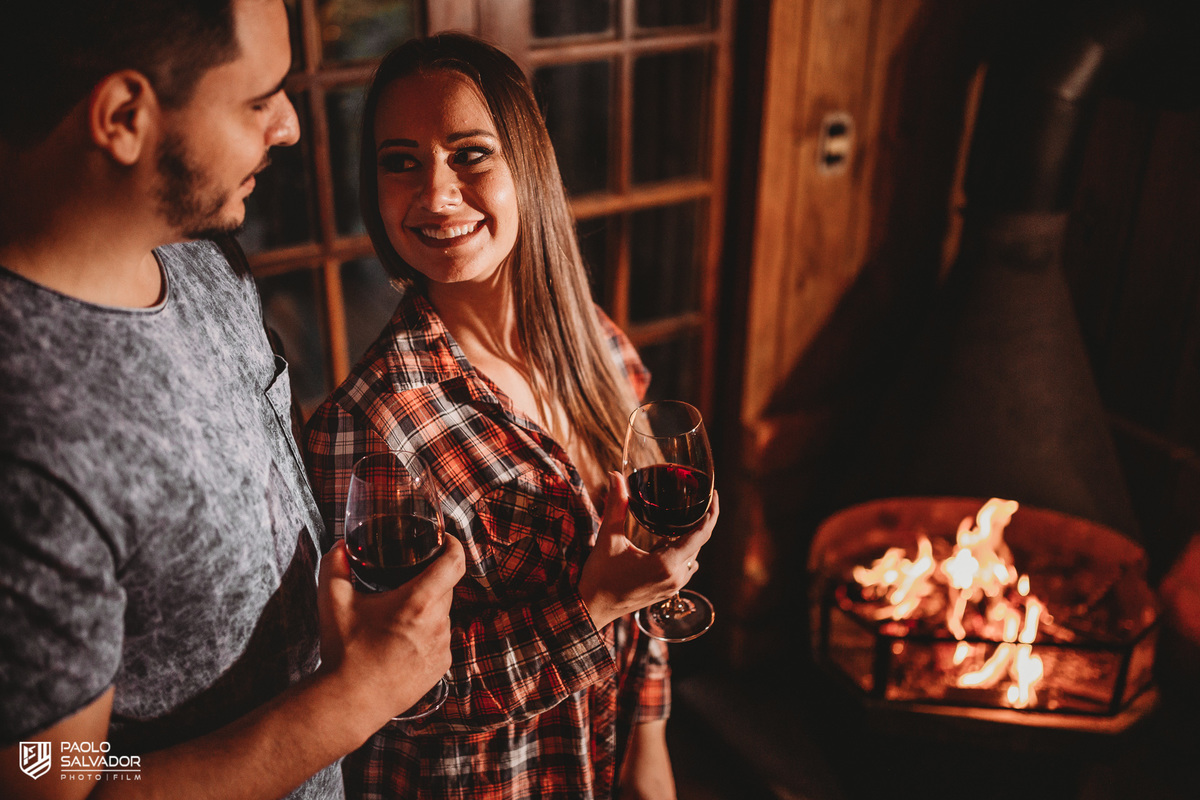 Ensaio de casal em chalé, ensaio pré-wedding cabanas rio dos cedros, fotos de ensaio de casal em chalés, ensaio intimo de casal em banheira, cabanas rio dos cedros, região dos lados, rio dos cedros, fotógrafo paolo salvador. pré-wedding em chalé