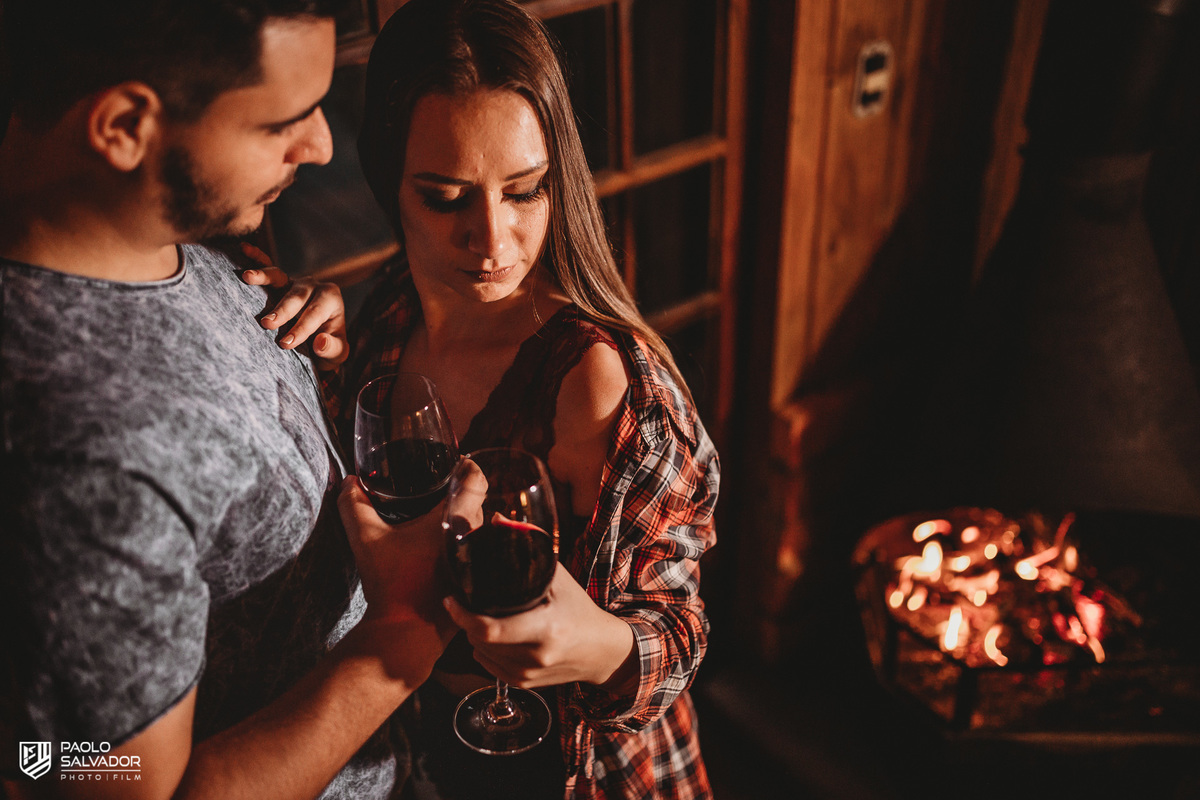 Ensaio de casal em chalé, ensaio pré-wedding cabanas rio dos cedros, fotos de ensaio de casal em chalés, ensaio intimo de casal em banheira, cabanas rio dos cedros, região dos lados, rio dos cedros, fotógrafo paolo salvador. pré-wedding em chalé