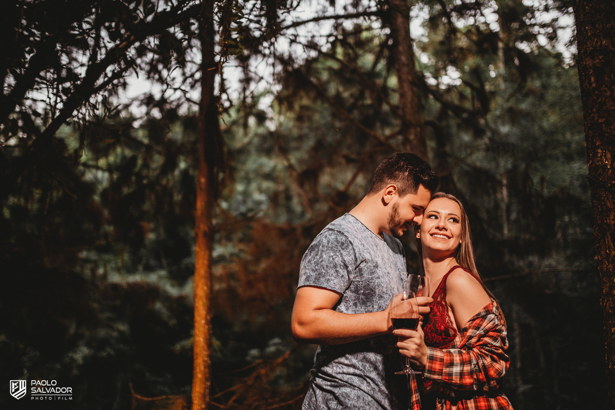Ensaio de casal em chalé, ensaio pré-wedding cabanas rio dos cedros, fotos de ensaio de casal em chalés, ensaio intimo de casal em banheira, cabanas rio dos cedros, região dos lados, rio dos cedros, fotógrafo paolo salvador. pré-wedding em chalé